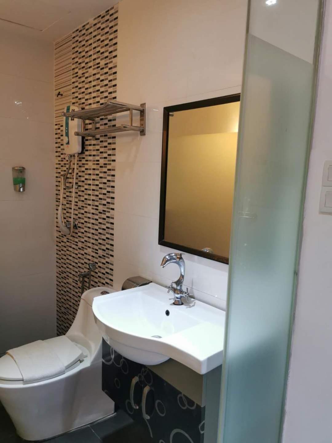 Deluxe King Room - Photo 5