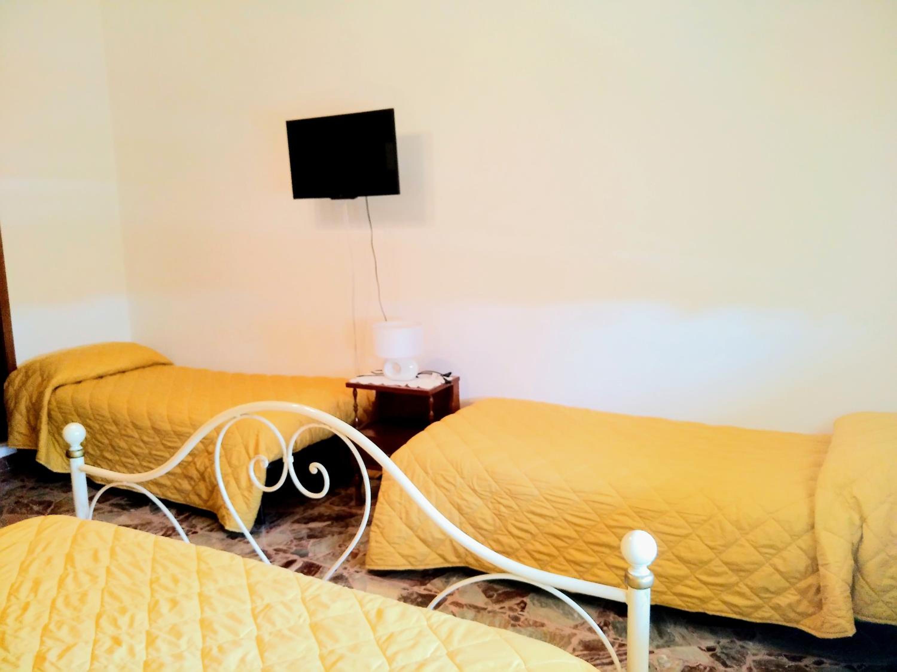 Twin Room with Private Bathroom - Photo 5