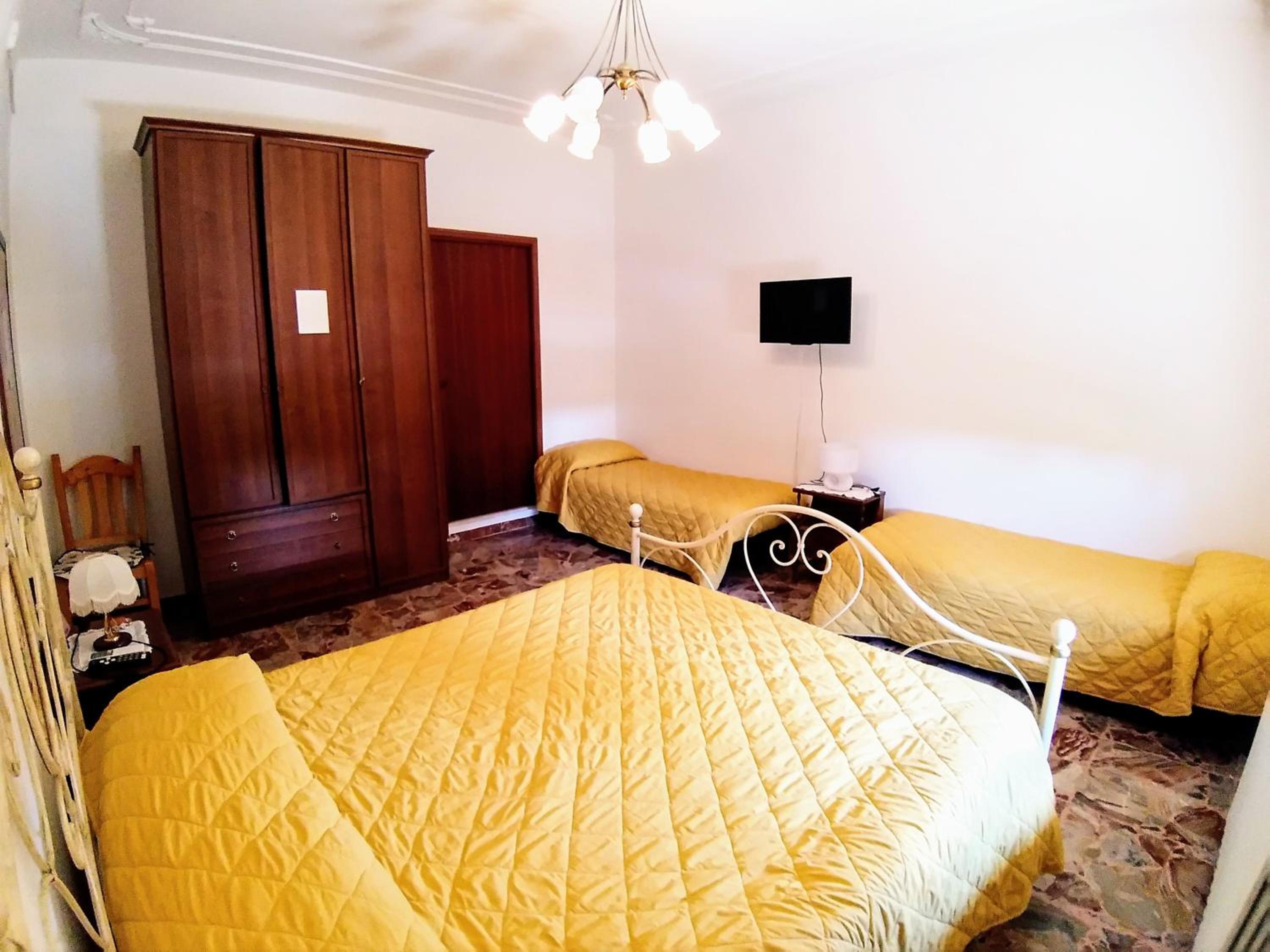 Twin Room with Private Bathroom - Photo 4