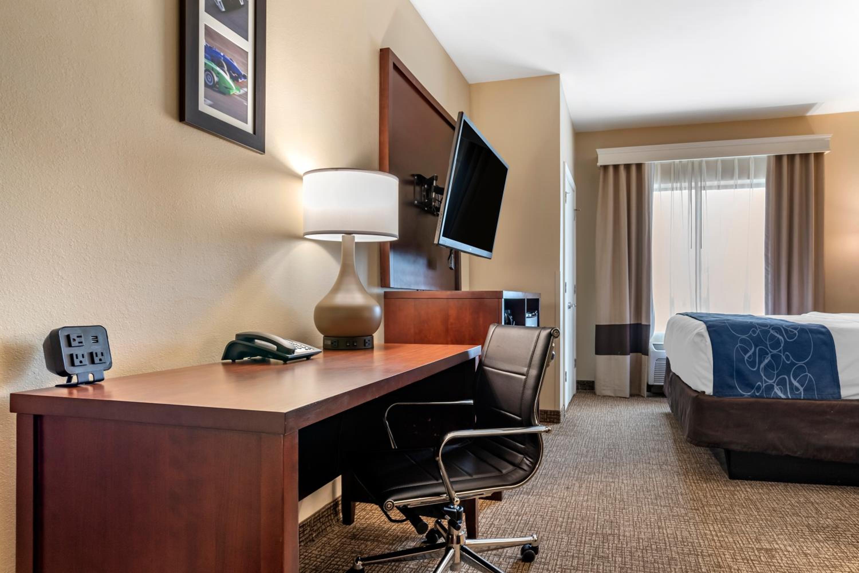 King Suite - Non-Smoking - Photo 2
