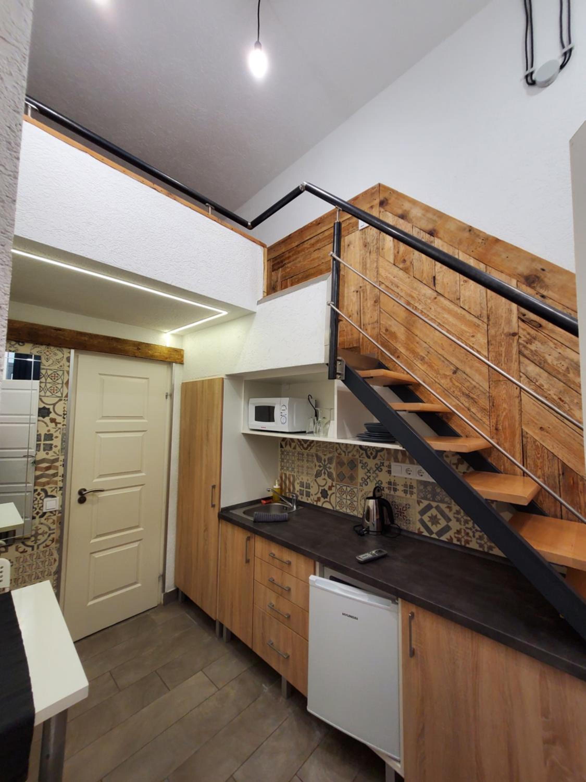 One-Bedroom Apartment - Photo 2