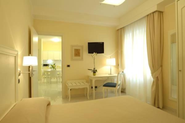 One-Bedroom Apartment with City View - Photo 1