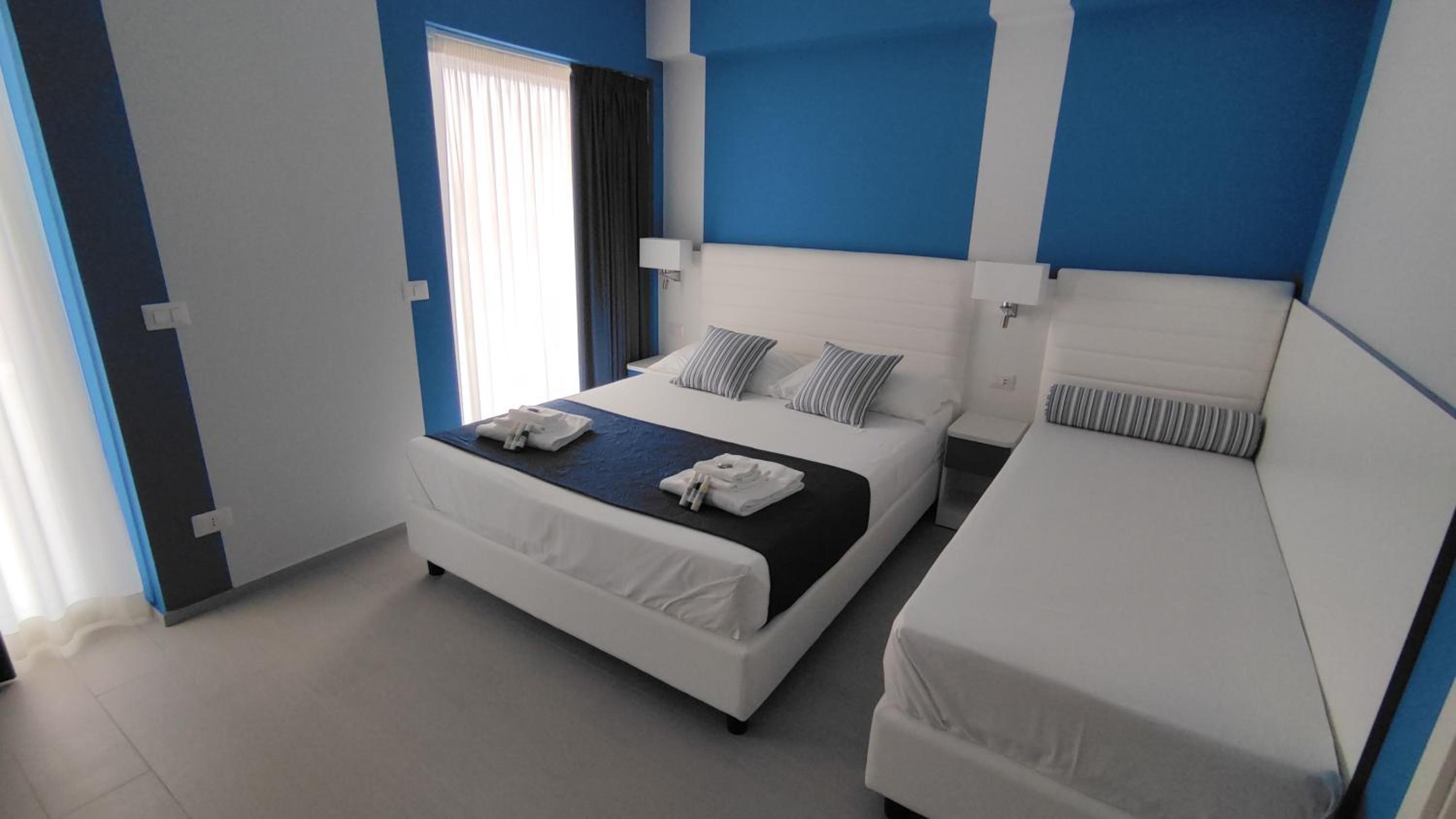 Deluxe Double Room with Balcony - Photo 11