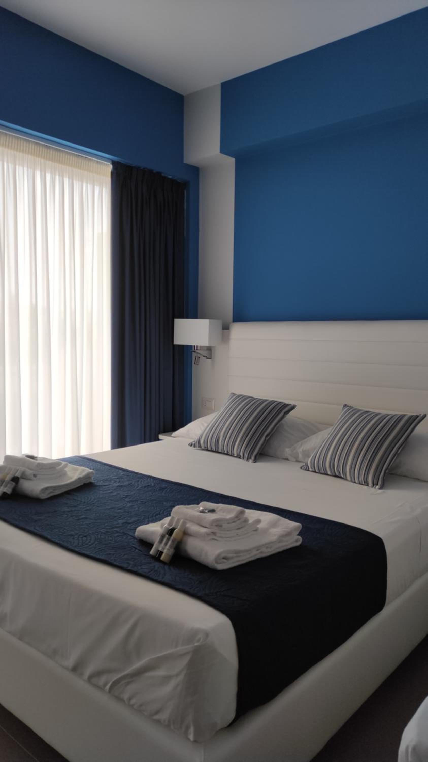 Deluxe Double Room with Balcony - Photo 8