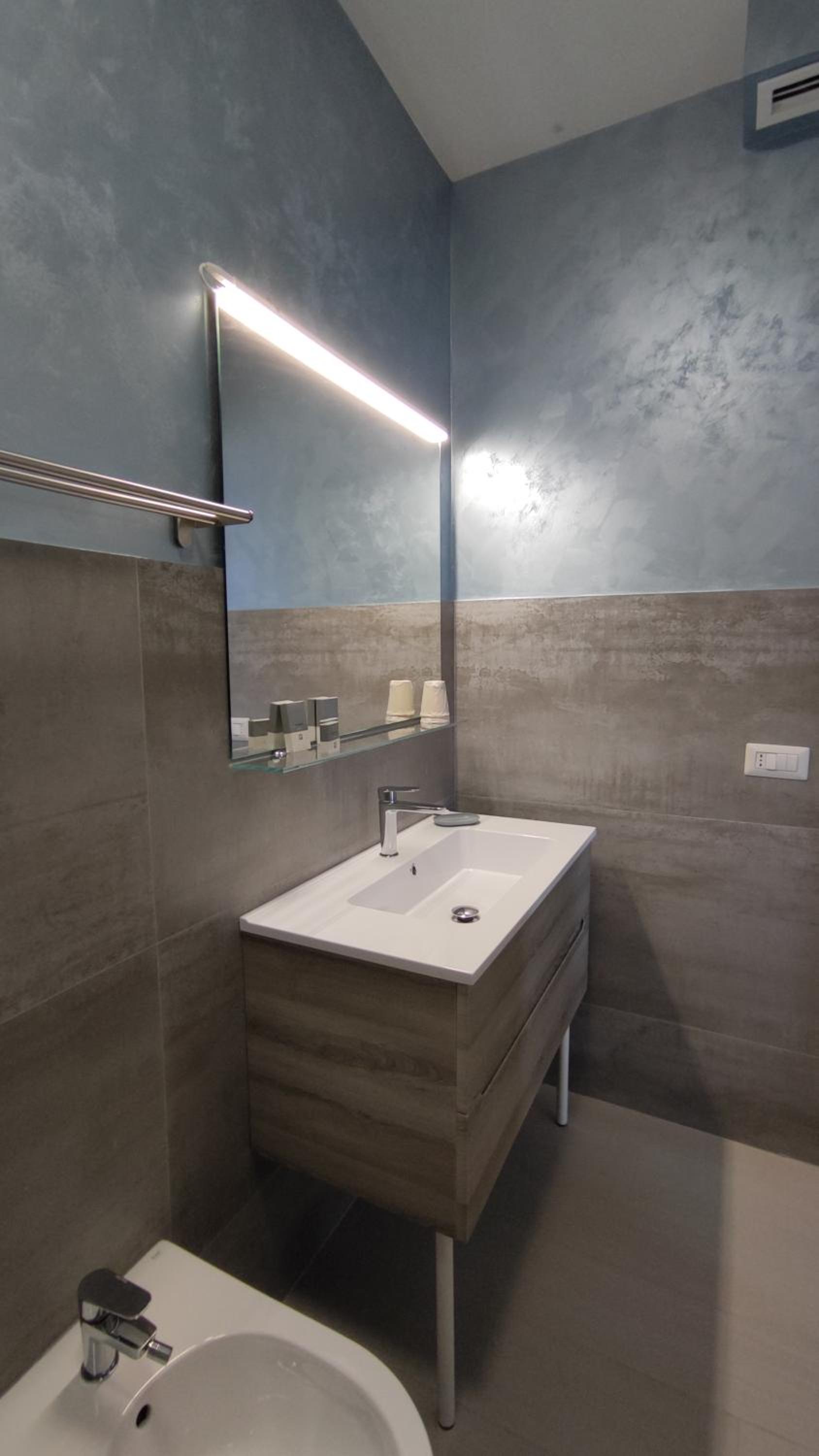 Deluxe Double Room with Balcony - Photo 13
