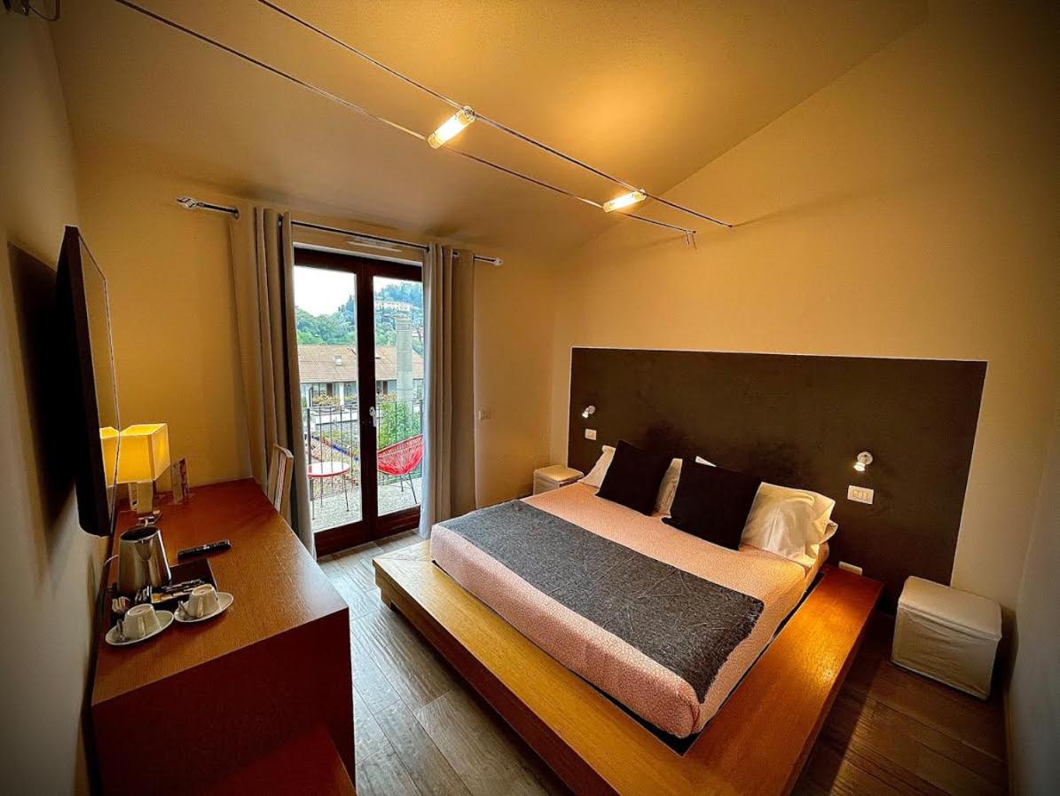Double or Twin Room with Lake View photo 1