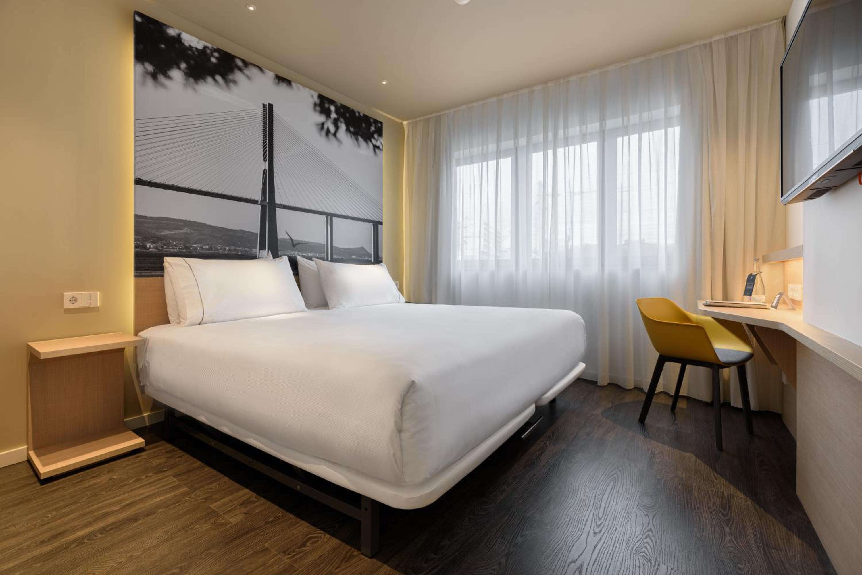 Double or Twin Room with City View - Photo 9