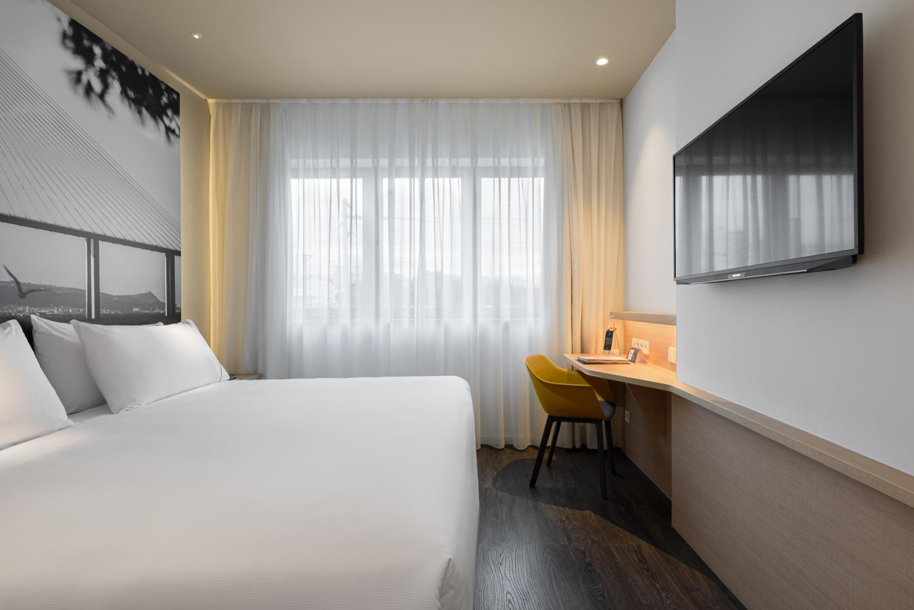 Double or Twin Room with City View - Photo 10