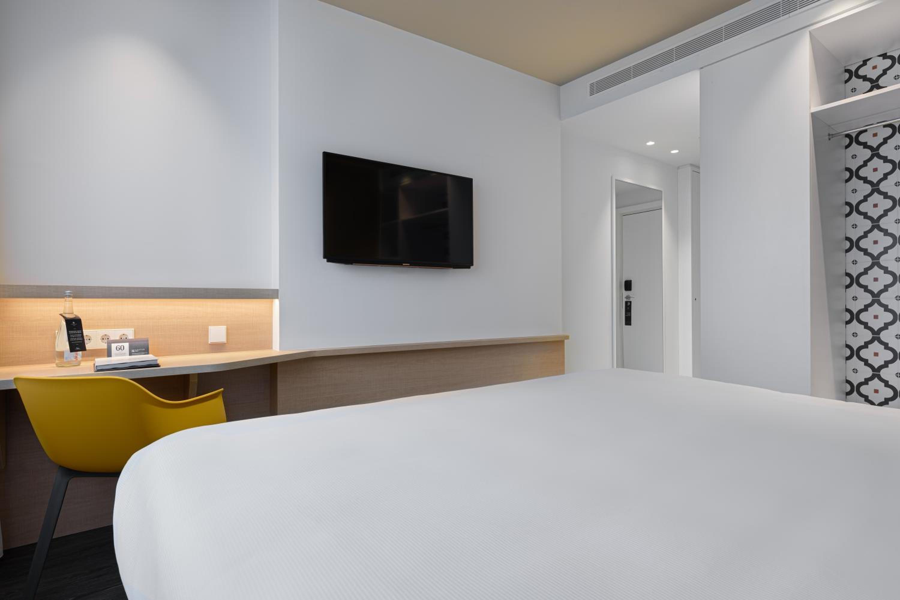 Double or Twin Room with City View - Photo 8