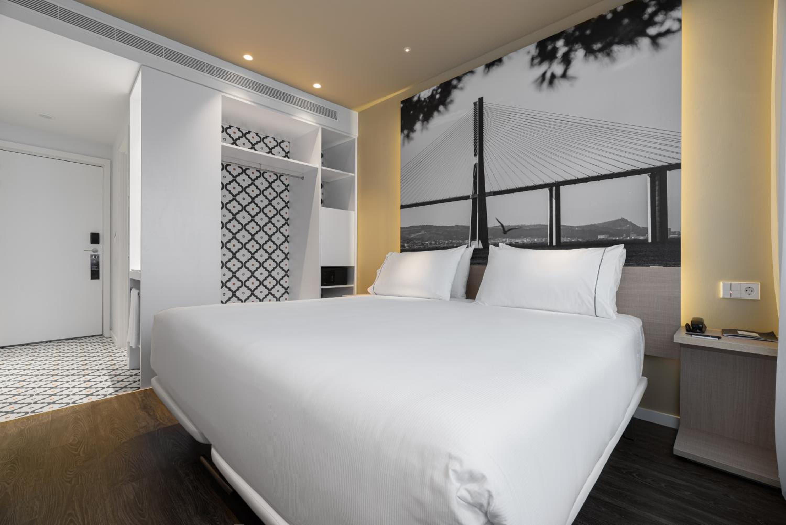 Double or Twin Room with City View - Photo 7