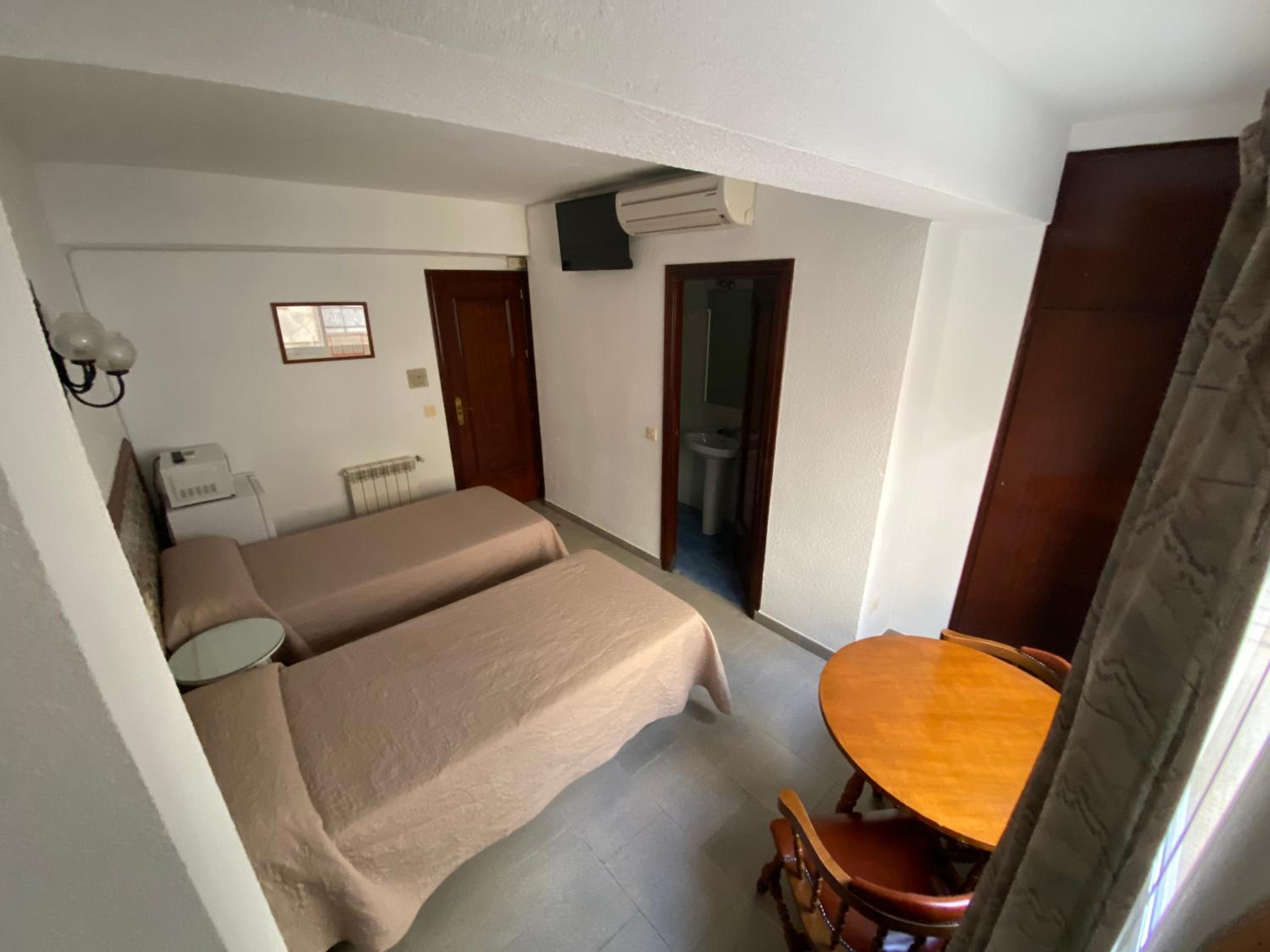 Double or Twin Room - Photo 4