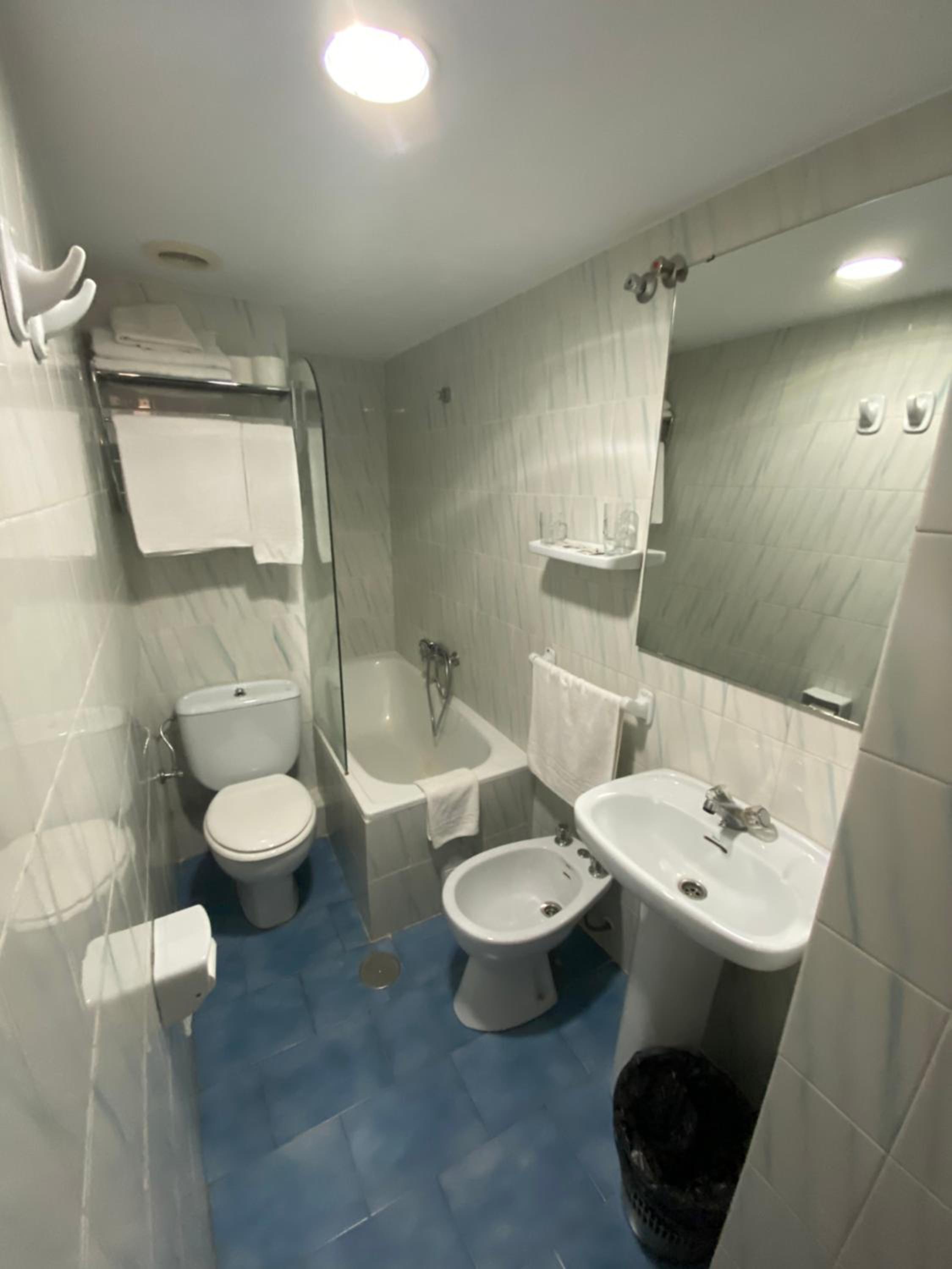 Double or Twin Room - Photo 6