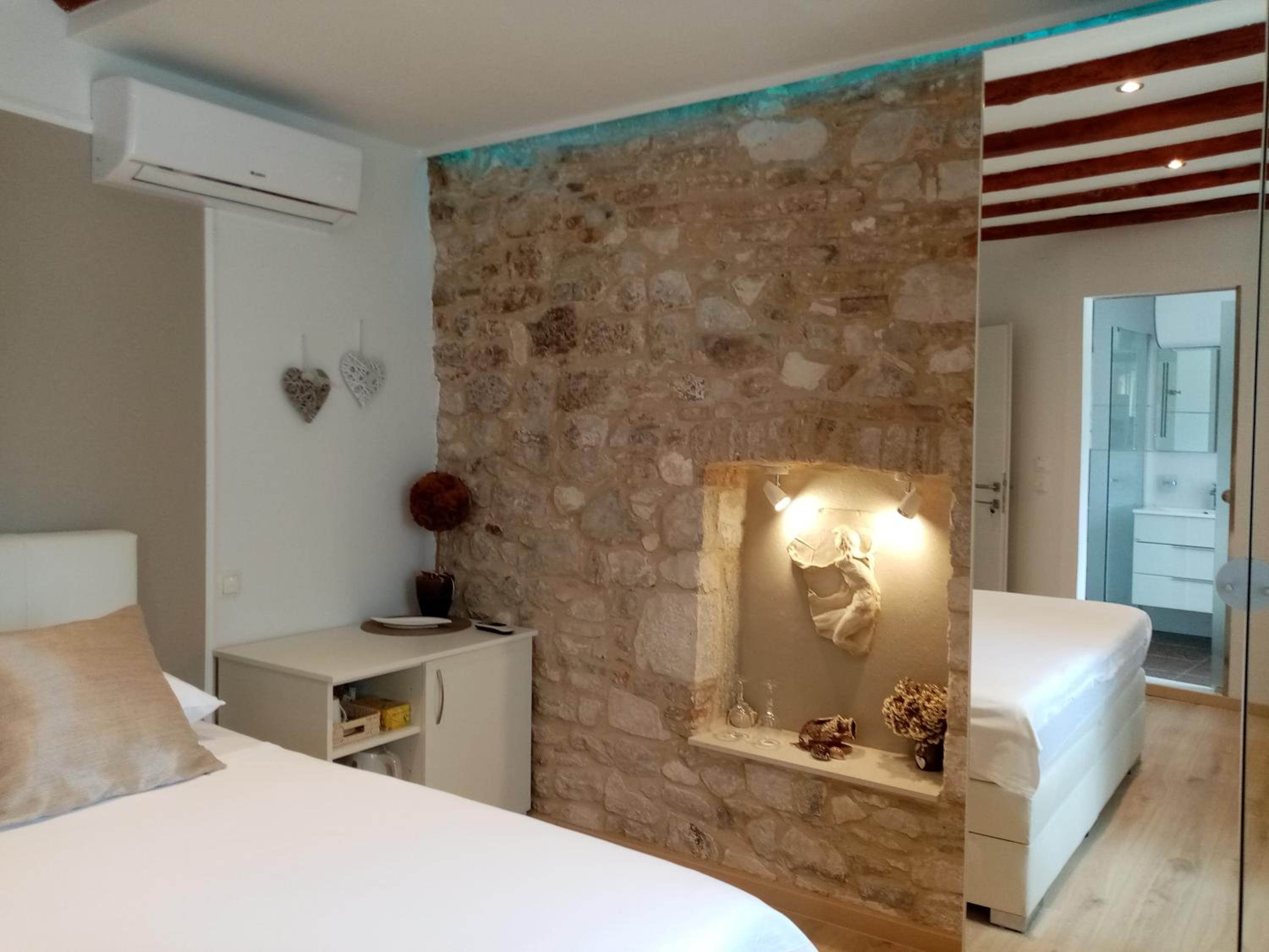 Deluxe King Room - Photo 17