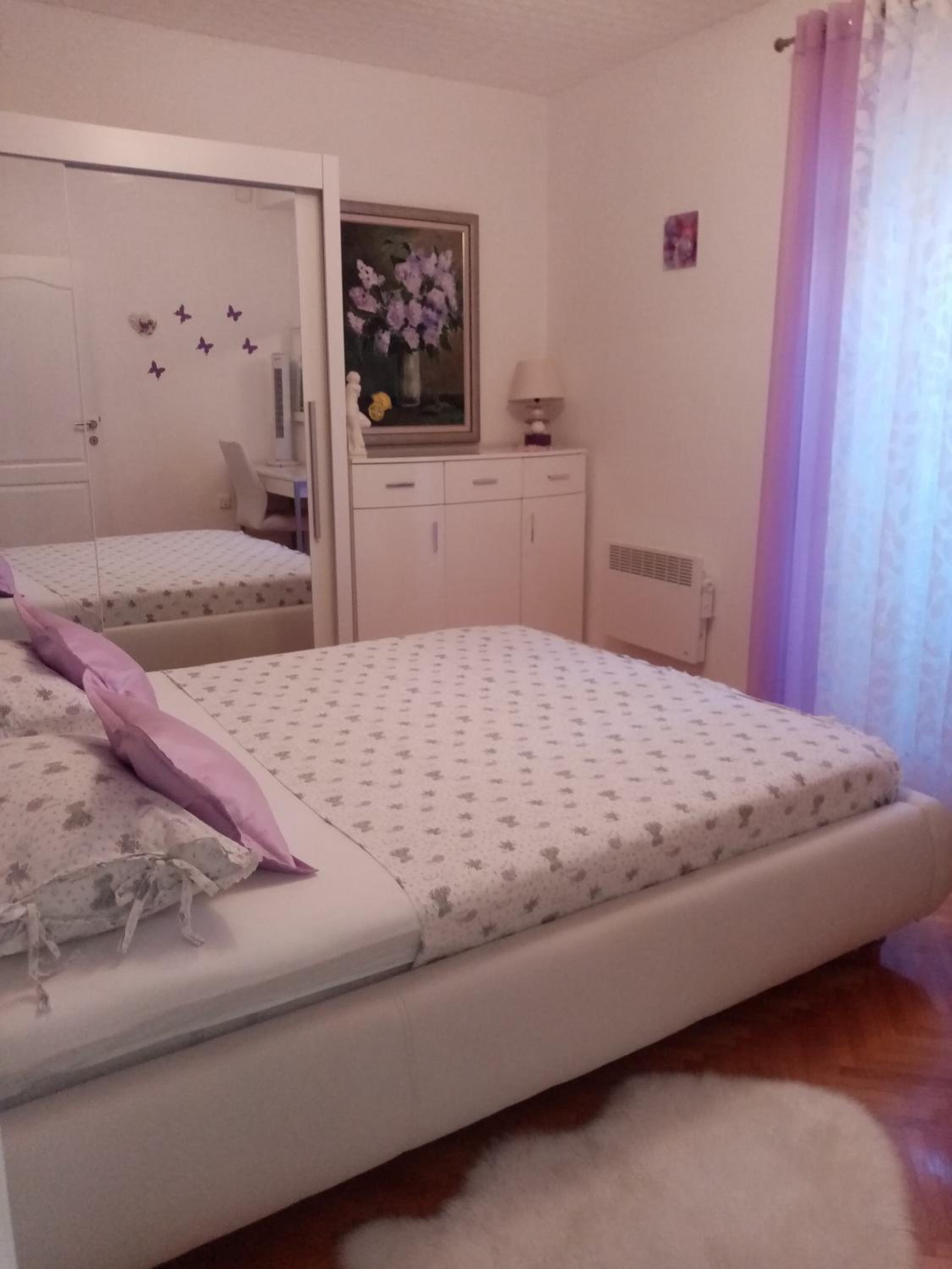 One-Bedroom Apartment - Photo 1