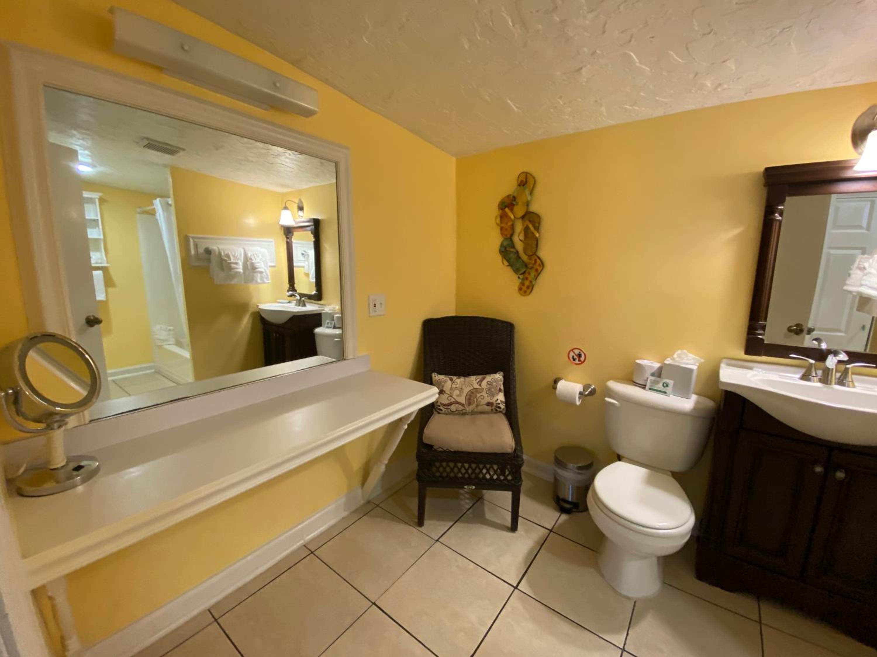Suite - Photo 13