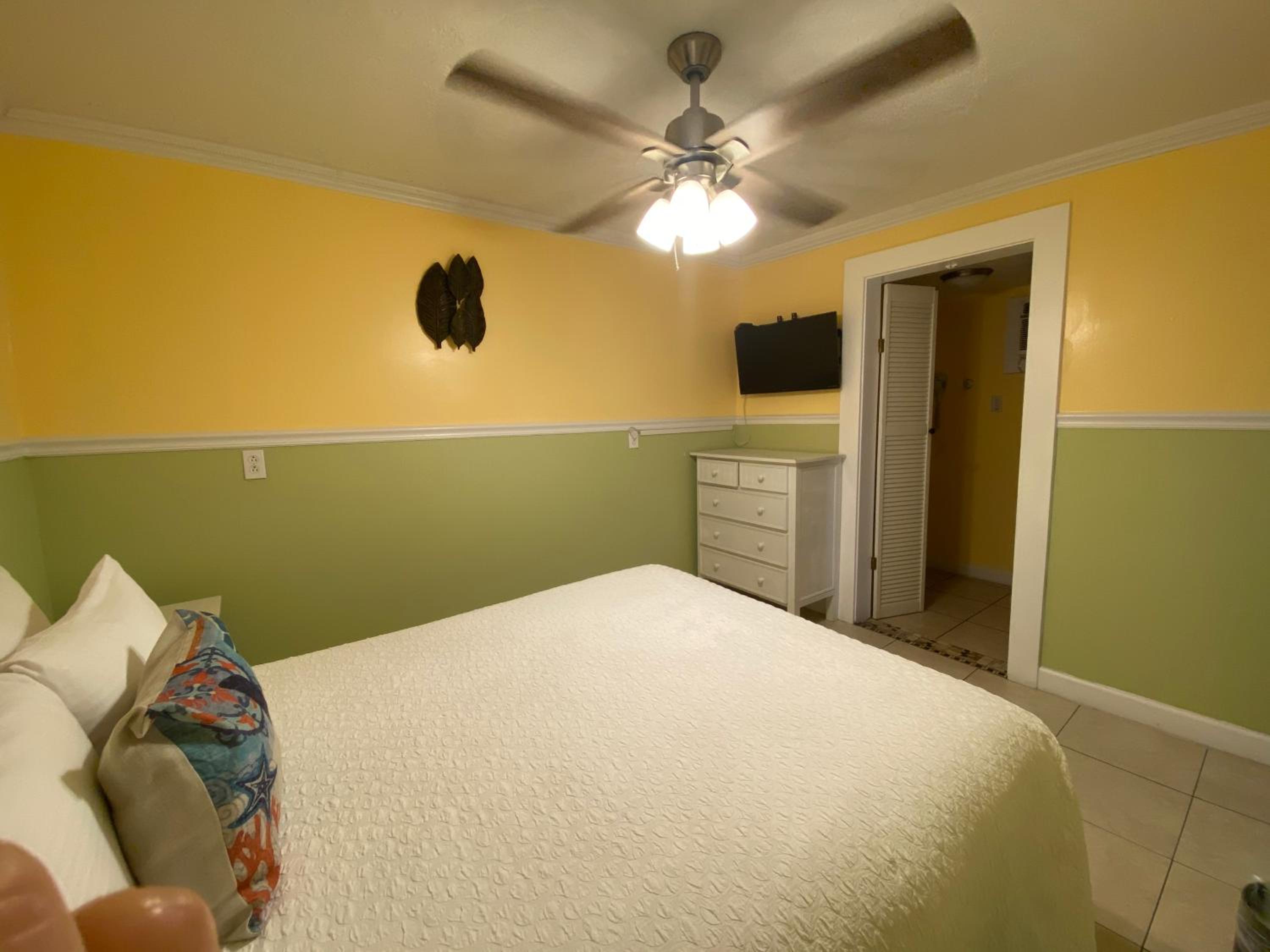 Suite - Photo 12