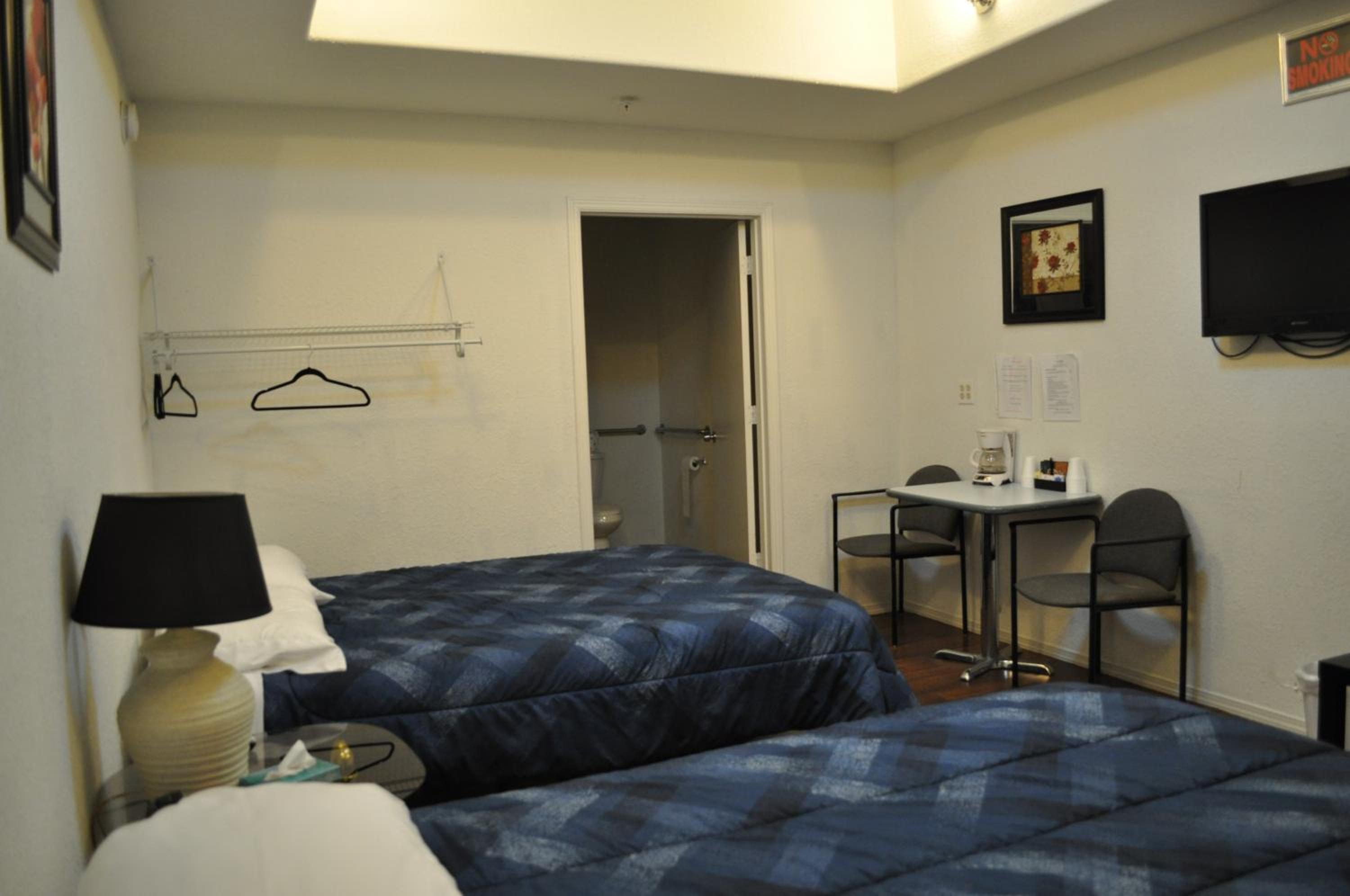 Queen Room with Two Queen Beds photo 2