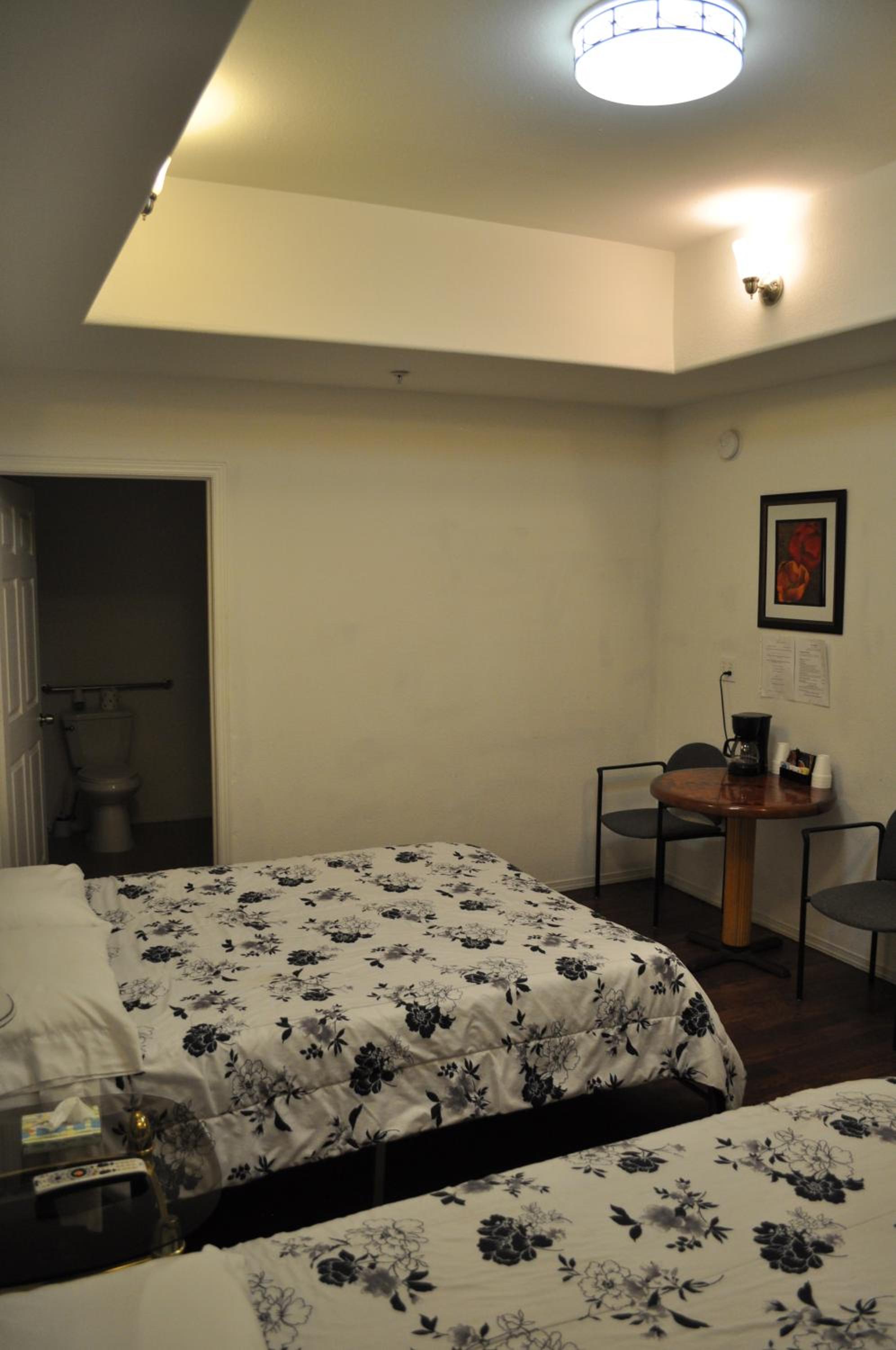 Queen Room with Two Queen Beds photo 1