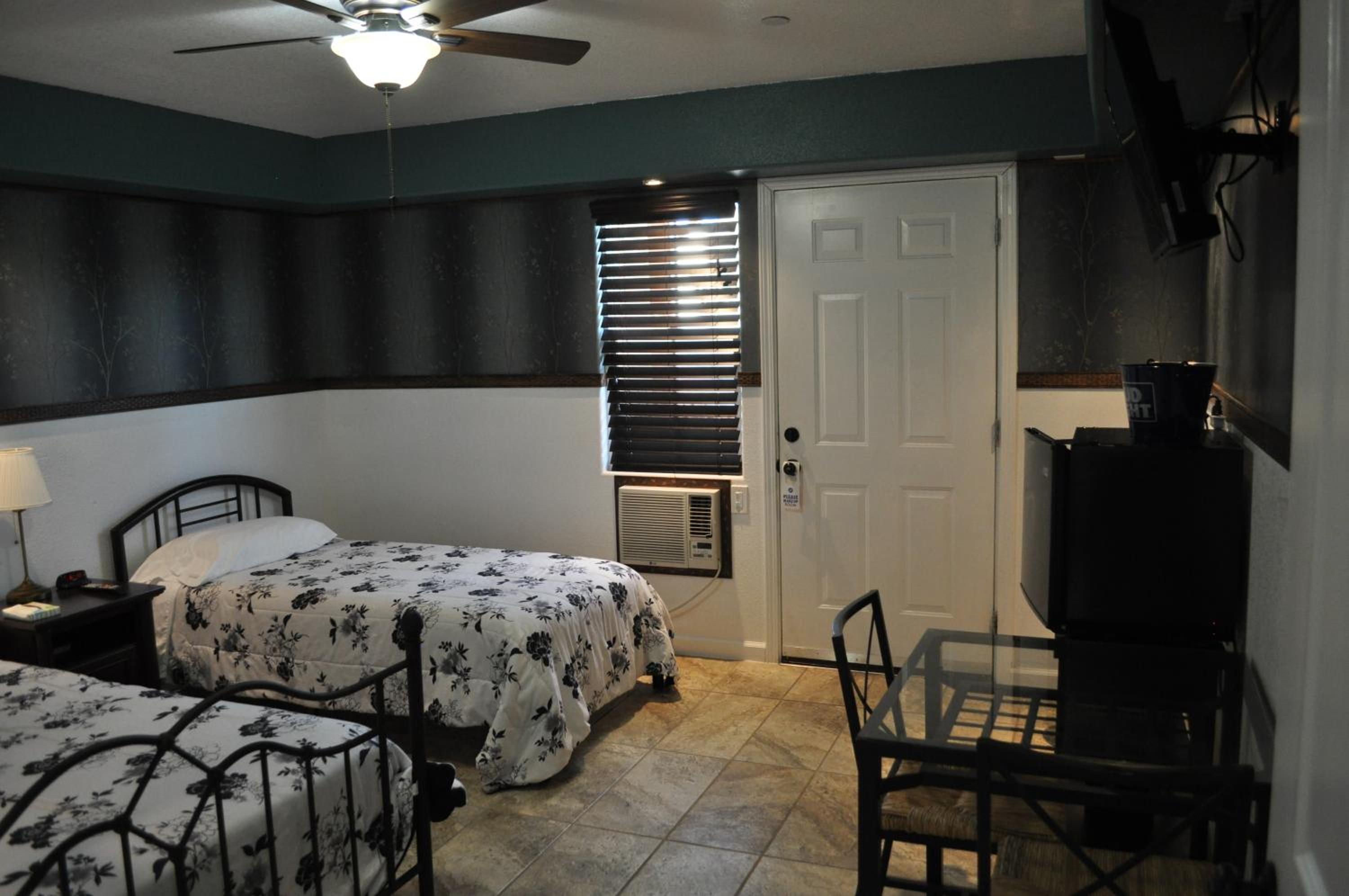 One Queen Bed + Twin Bed Room photo 1