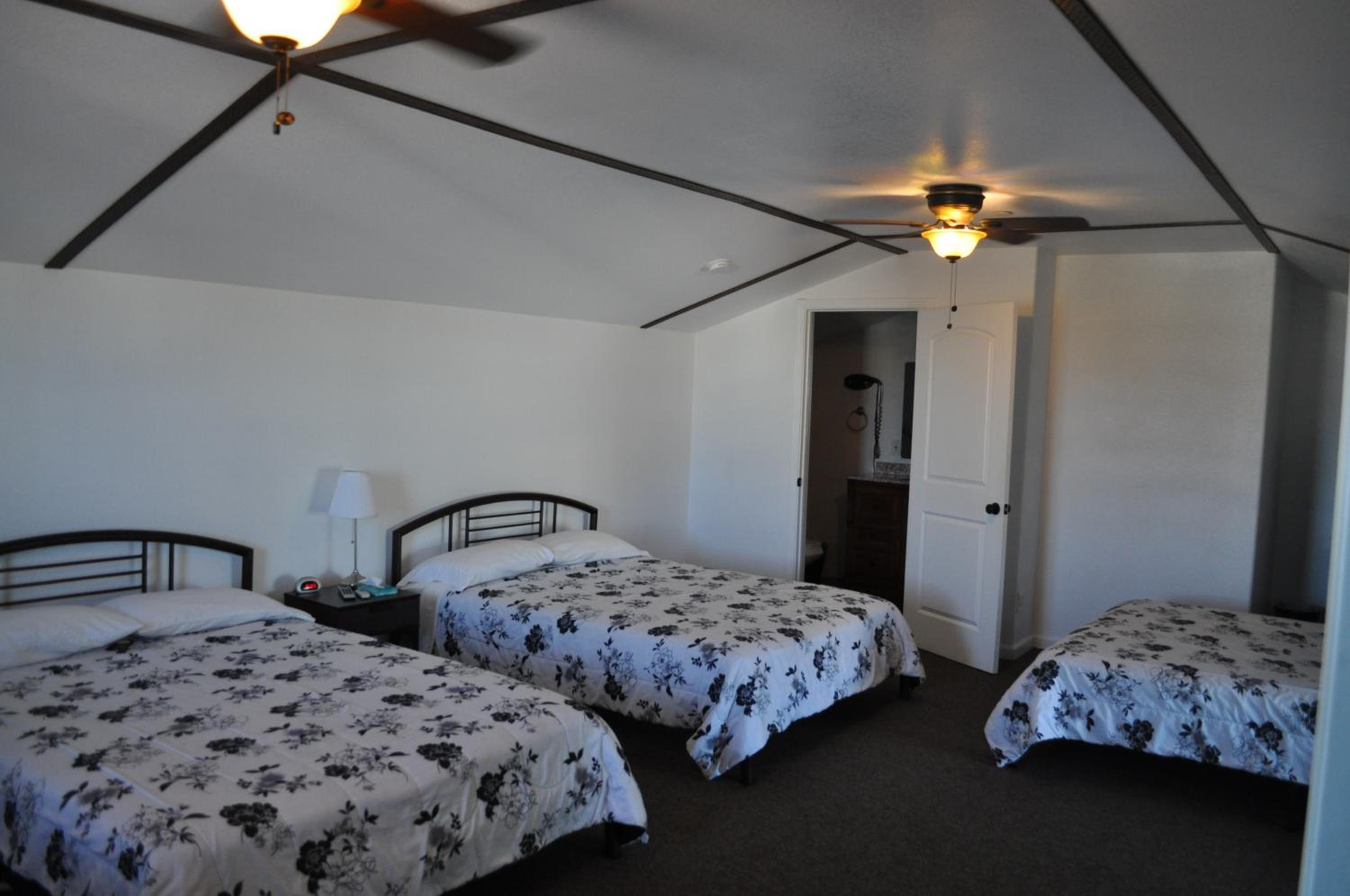 Family Room with Three Queen Beds photo 1