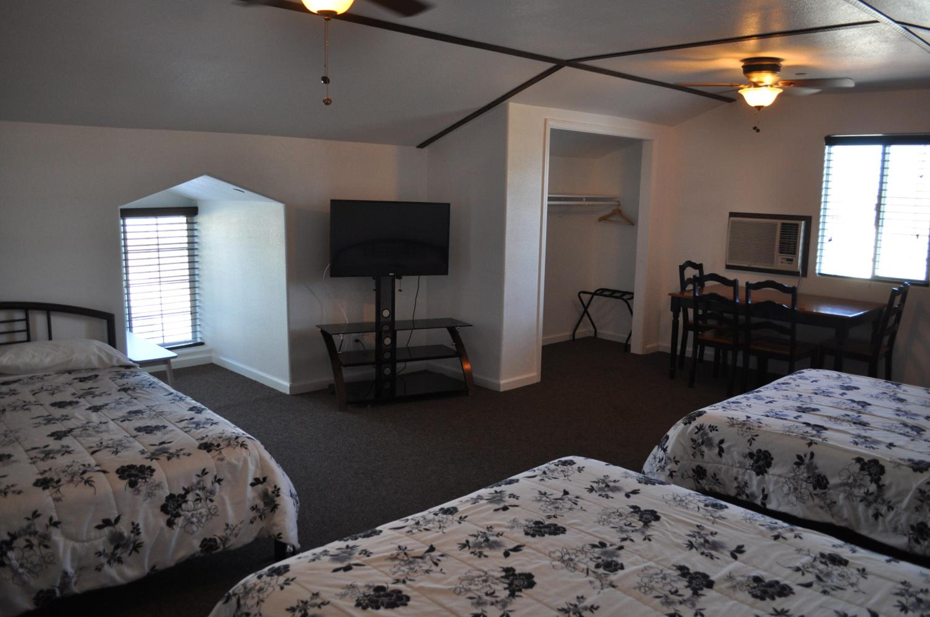 Family Room with Three Queen Beds photo 2