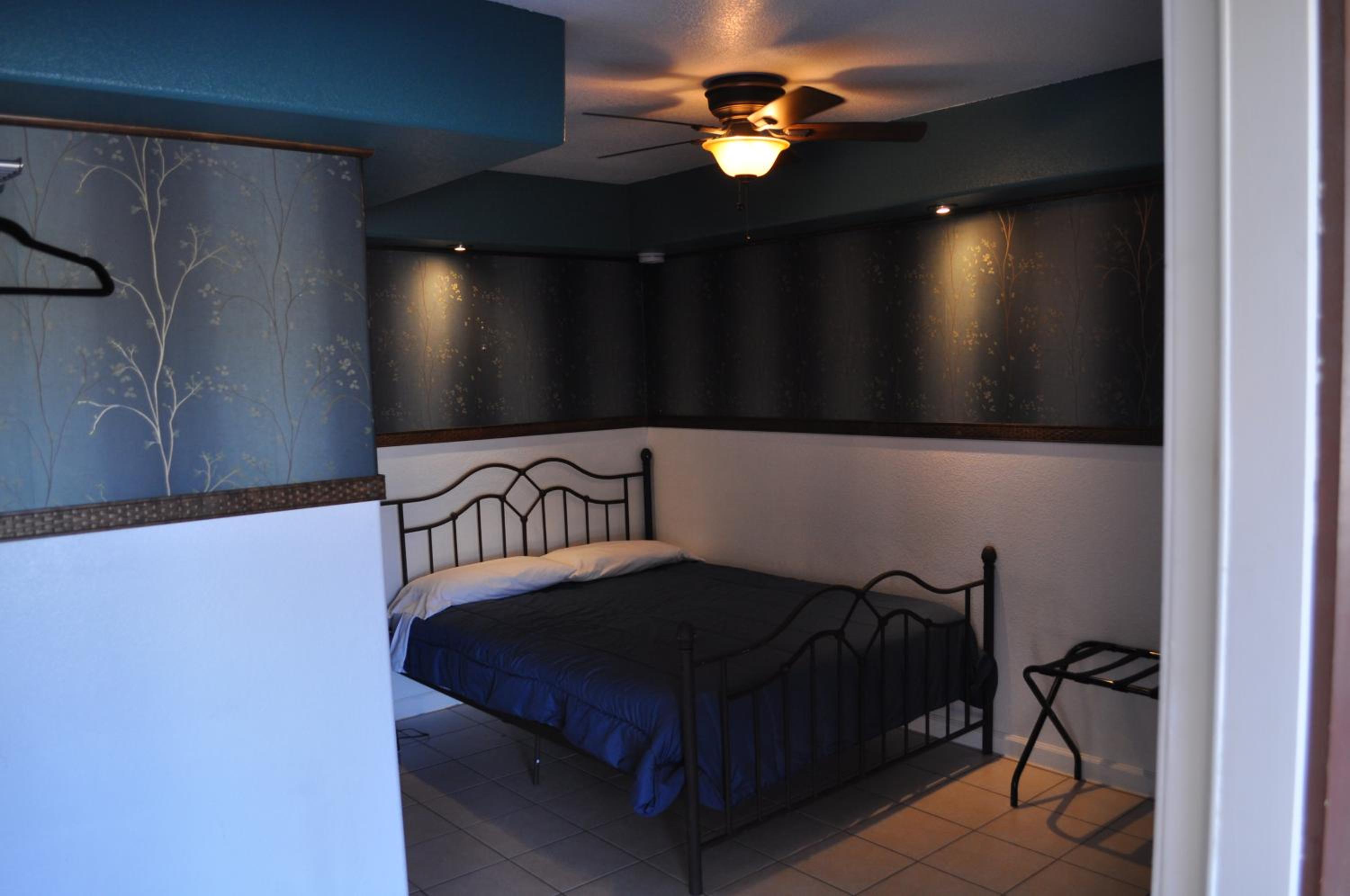 One Queen Bed photo 1