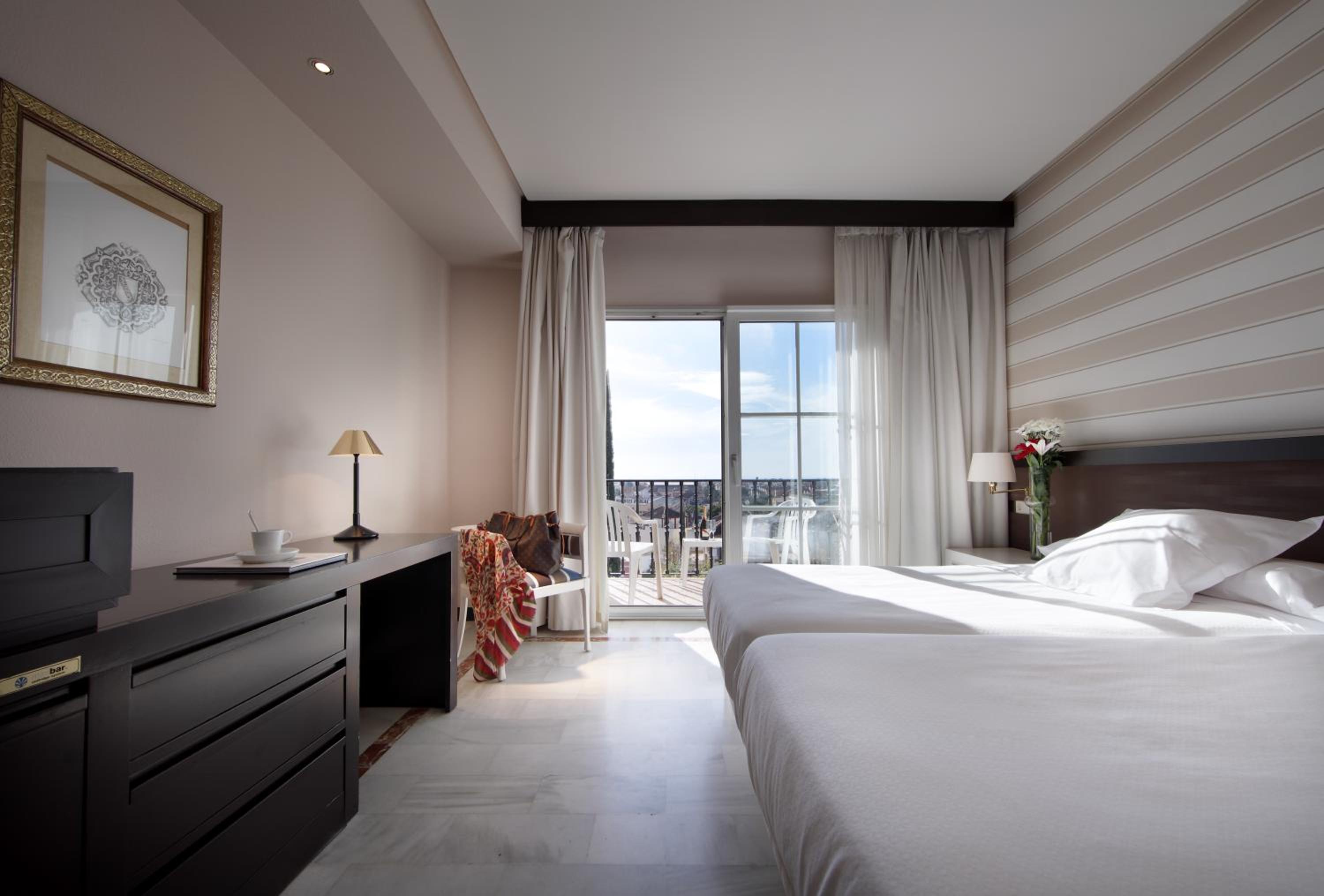 Twin Room with Extra Bed (3 Adults) - Photo 1