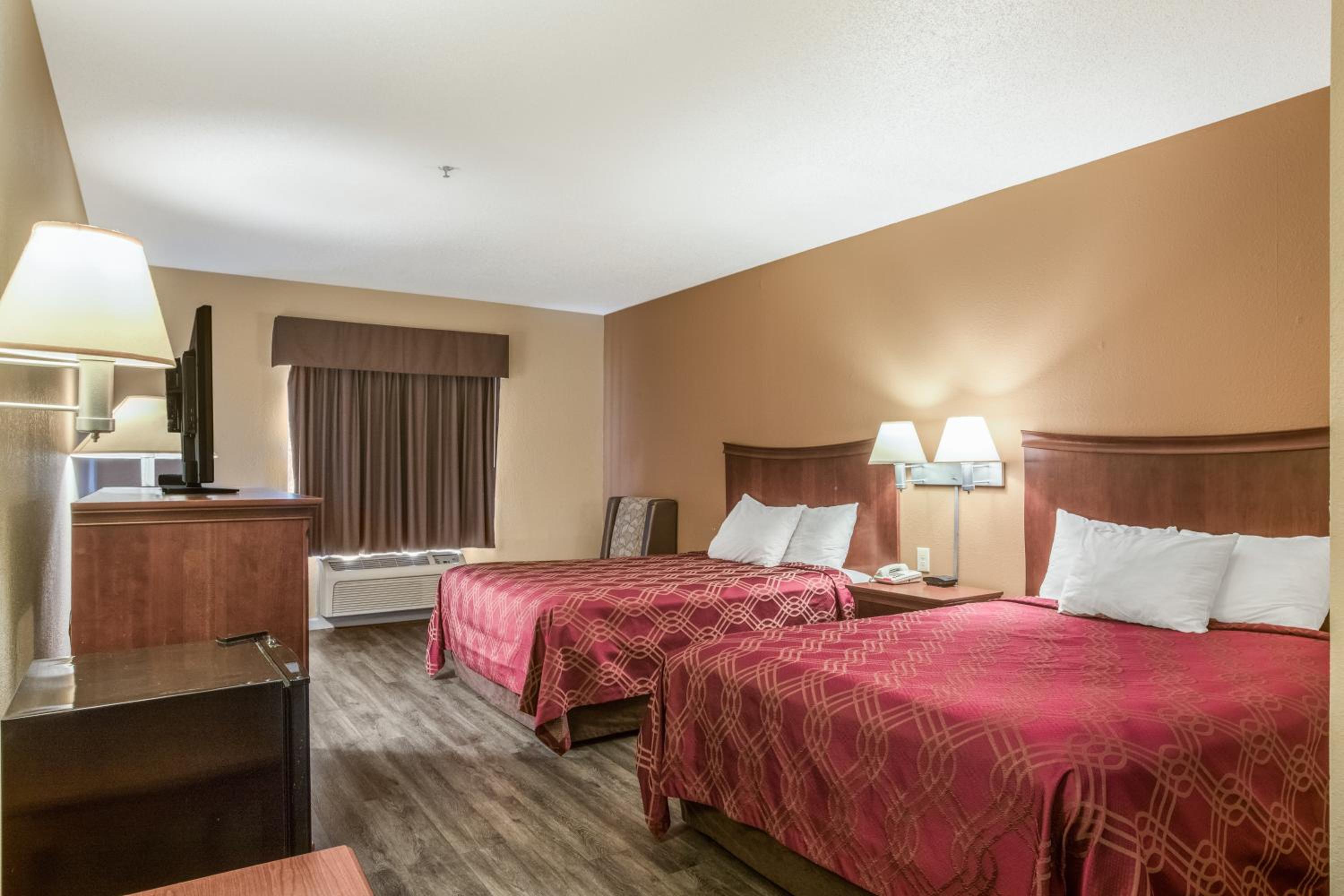Queen Room with Two Queen Beds - Non-Smoking - Photo 1