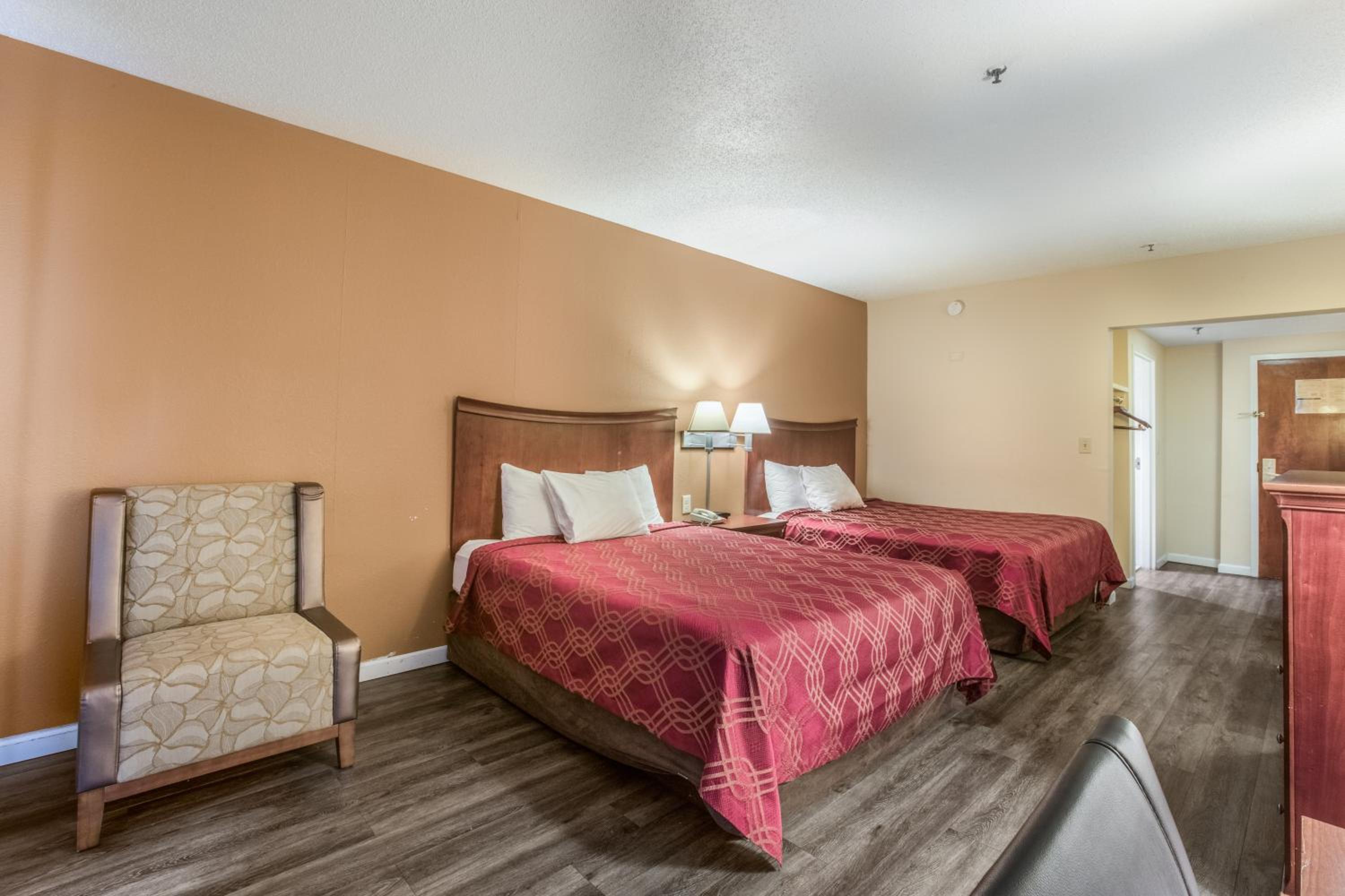 Queen Room with Two Queen Beds - Non-Smoking - Photo 2