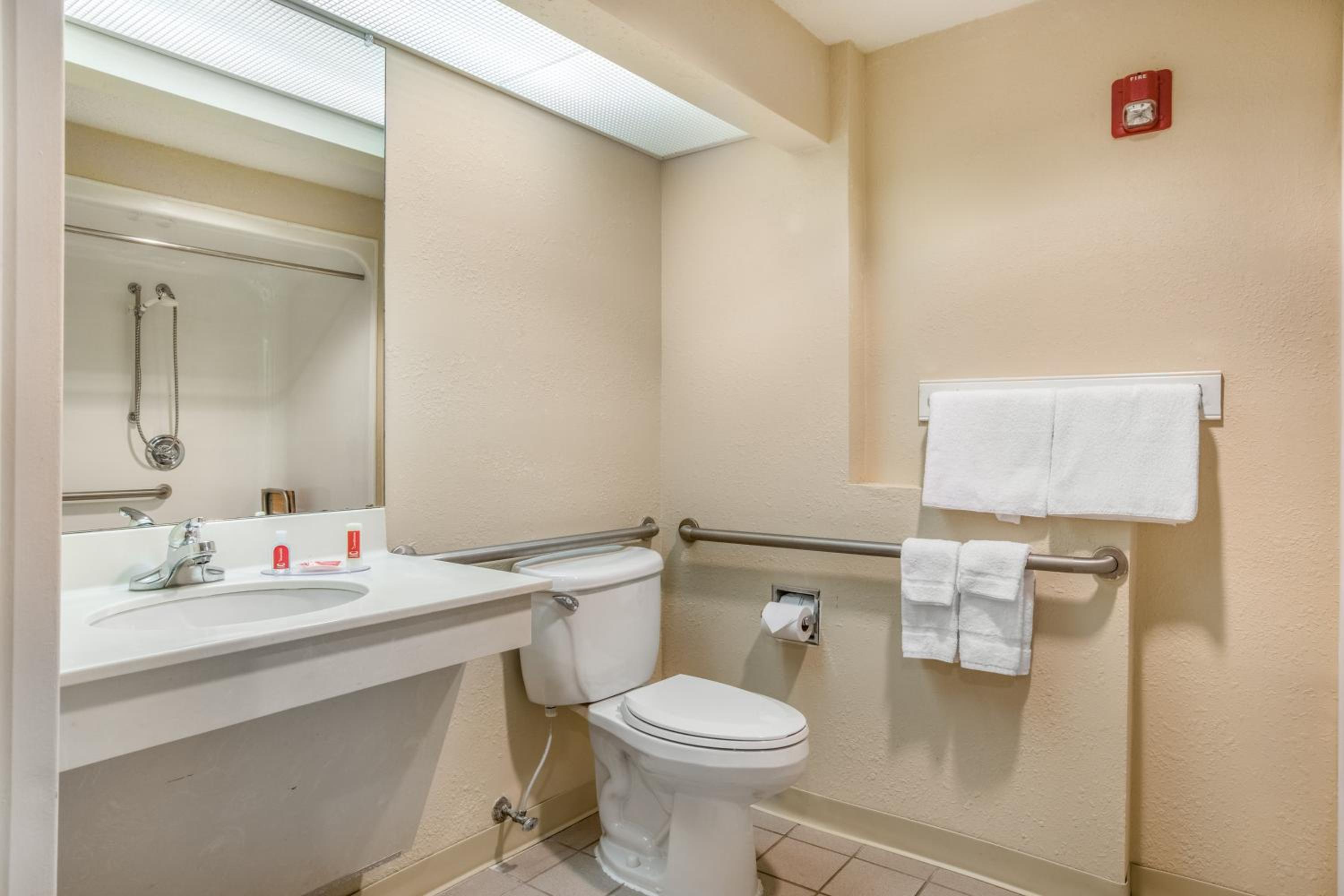 King Room with Accessible Tub - Accessible/Non-Smoking - Photo 3