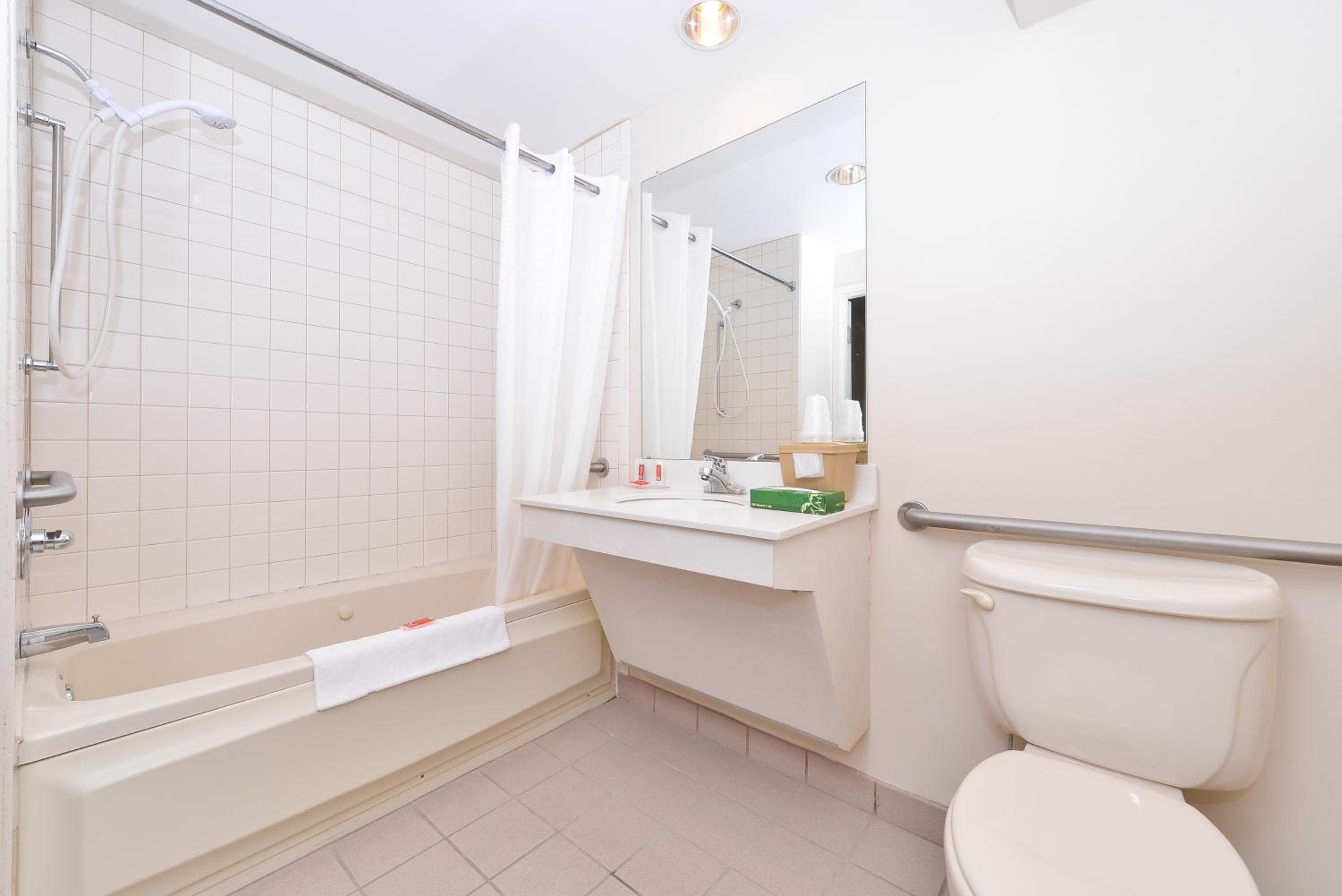 King Room with Accessible Tub - Accessible/Non-Smoking - Photo 2