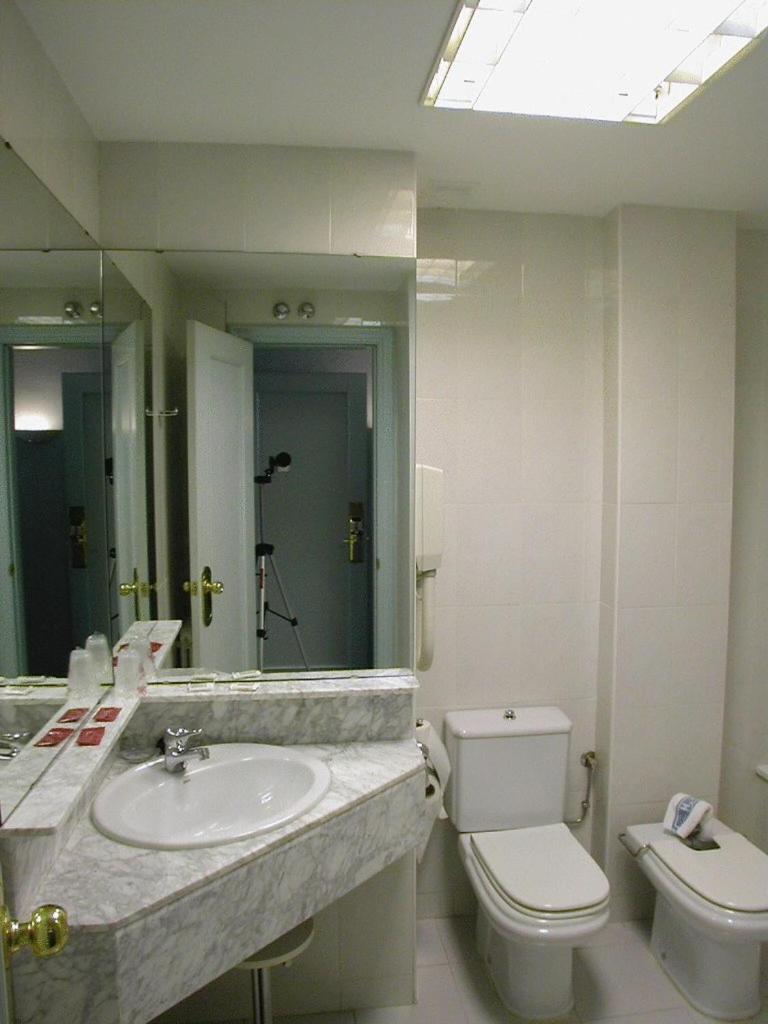 Double or Twin Room - Photo 7