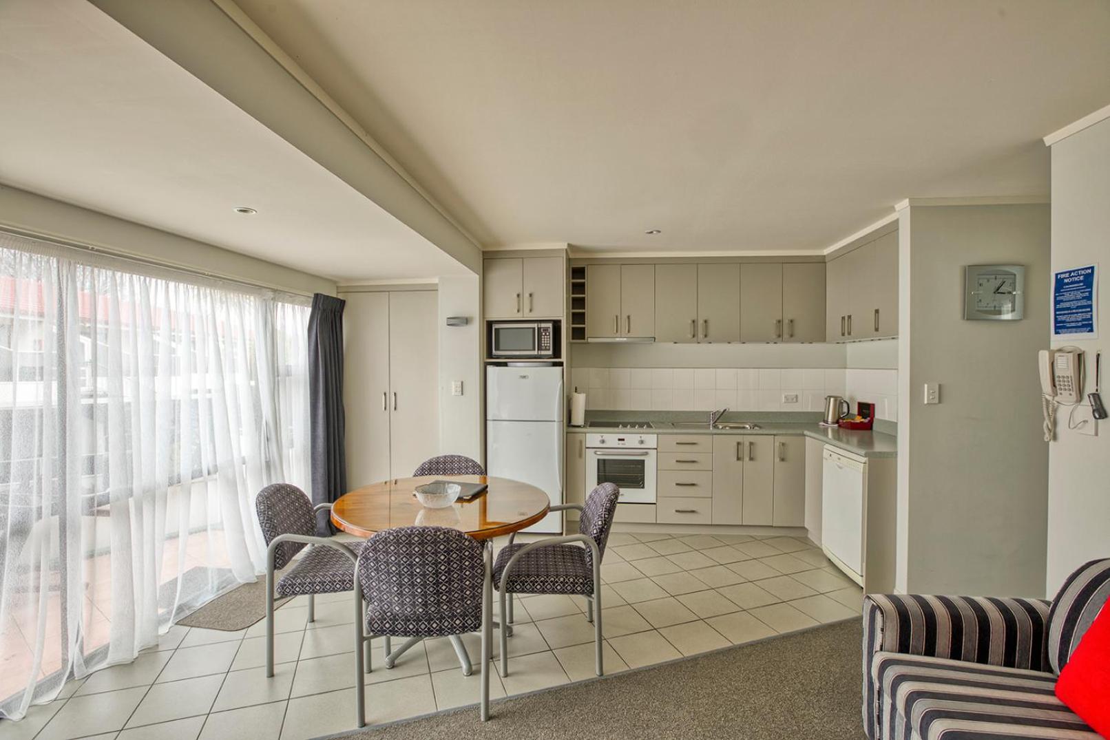 One-Bedroom Apartment - Photo 2