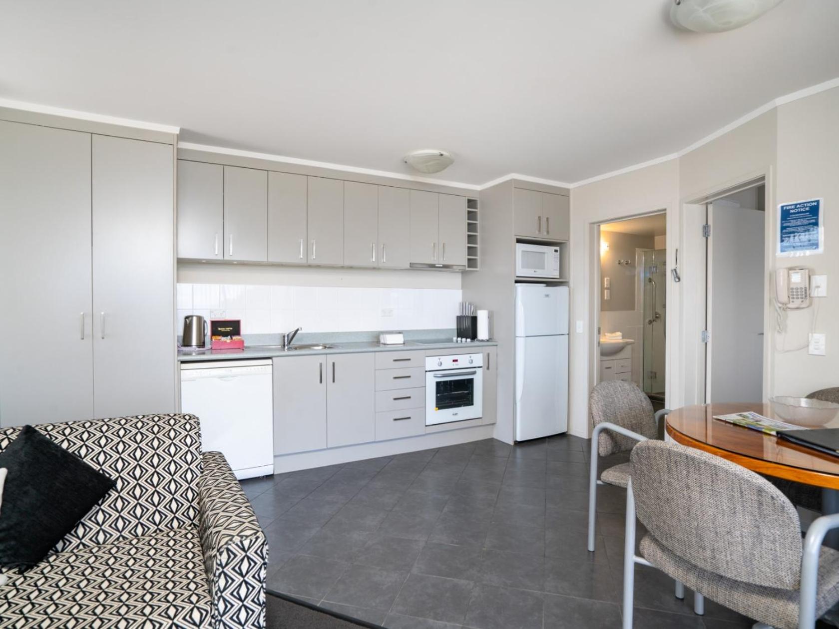 Apartment with Lake View - Photo 4