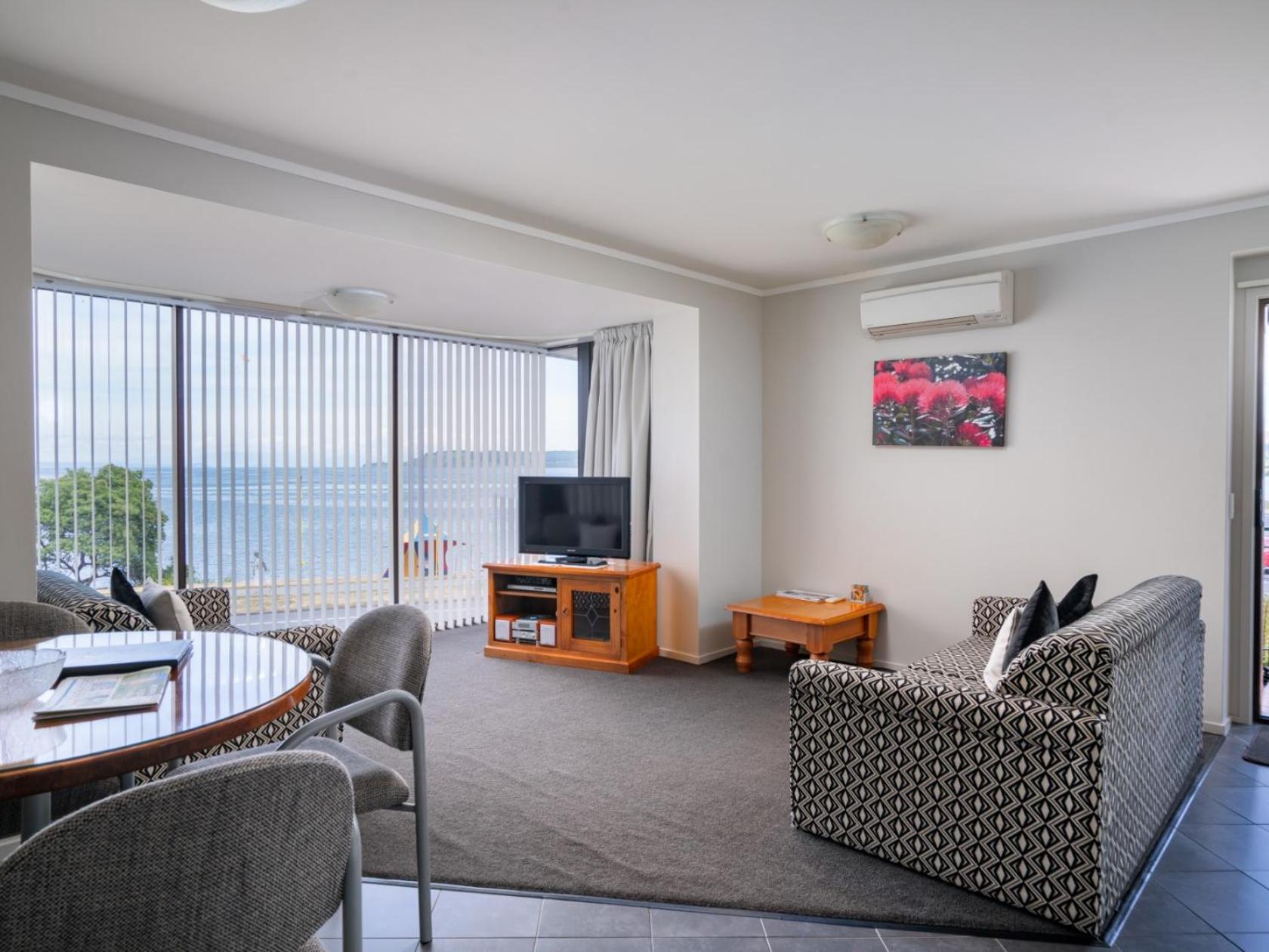 Apartment with Lake View - Photo 3