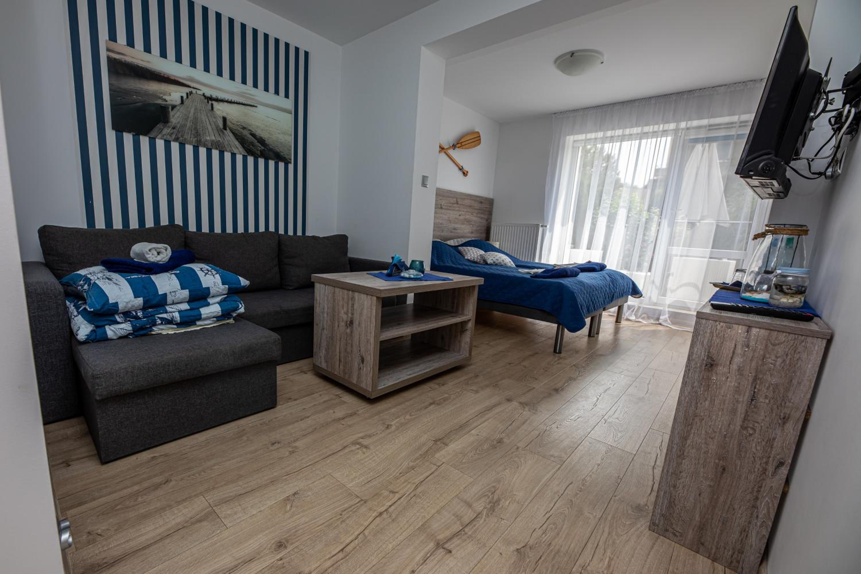 Deluxe Double Room (2 Adults + 1 Child) - Photo 1