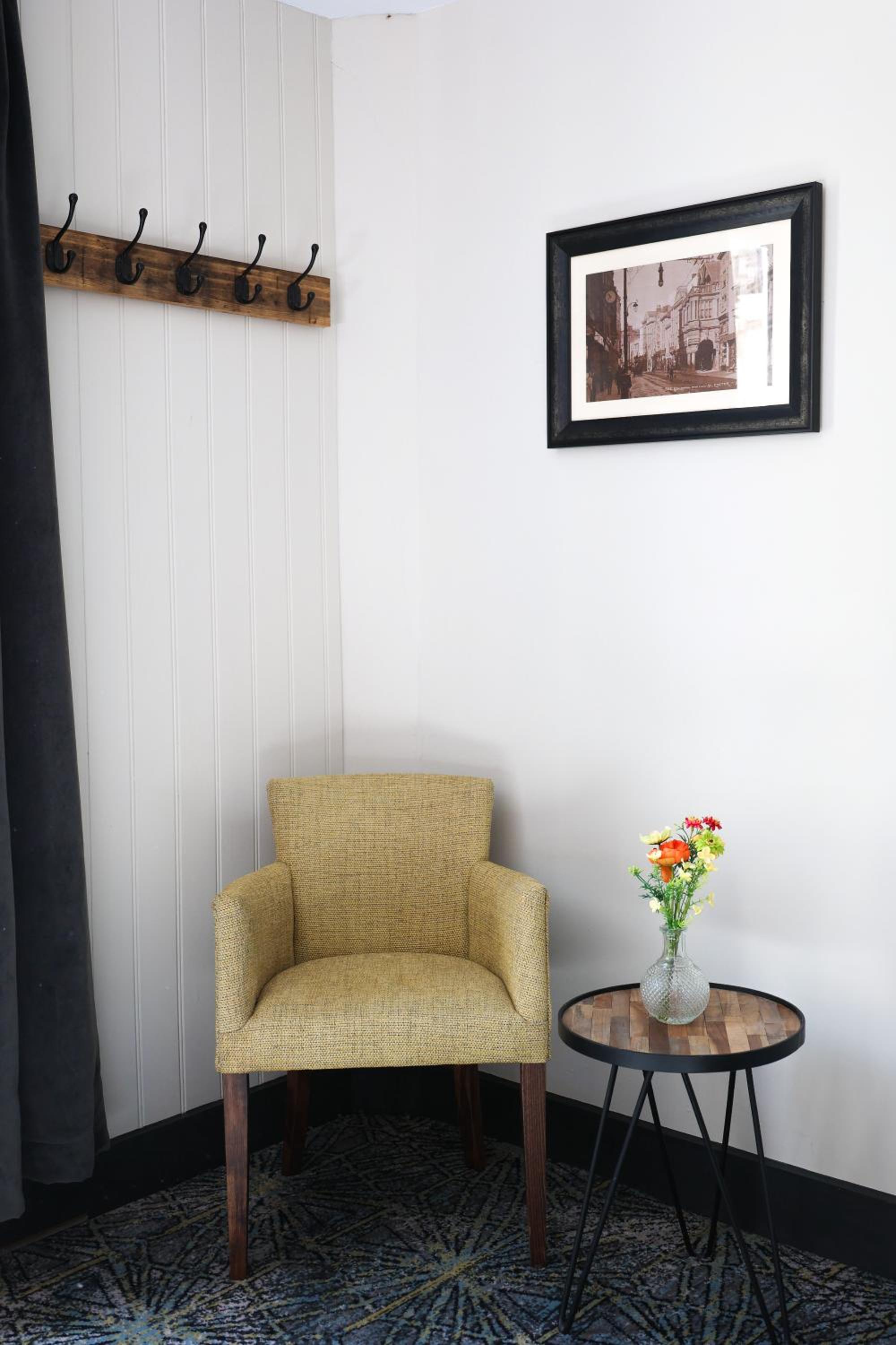 Standard King Room - Photo 9