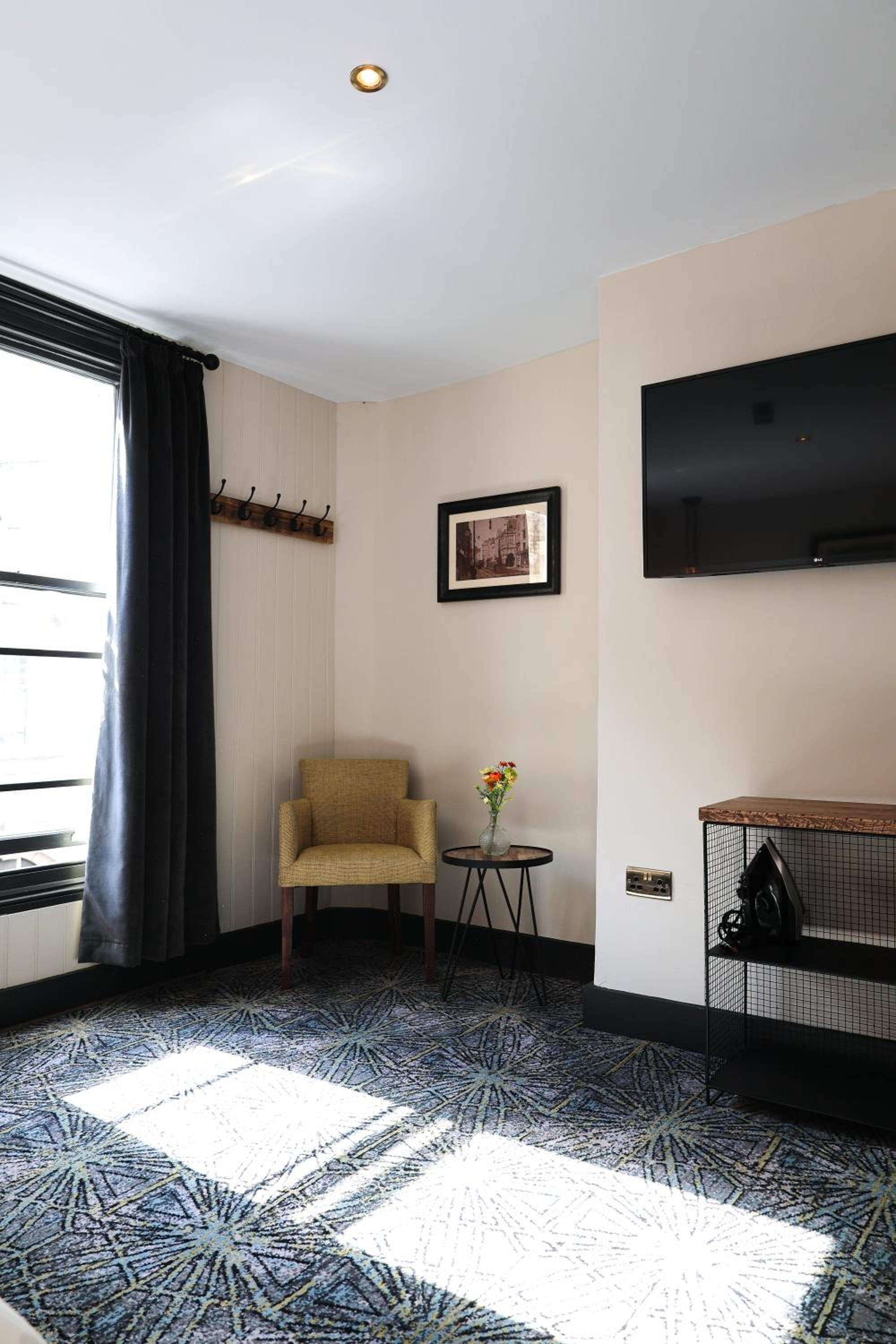 Standard King Room - Photo 8
