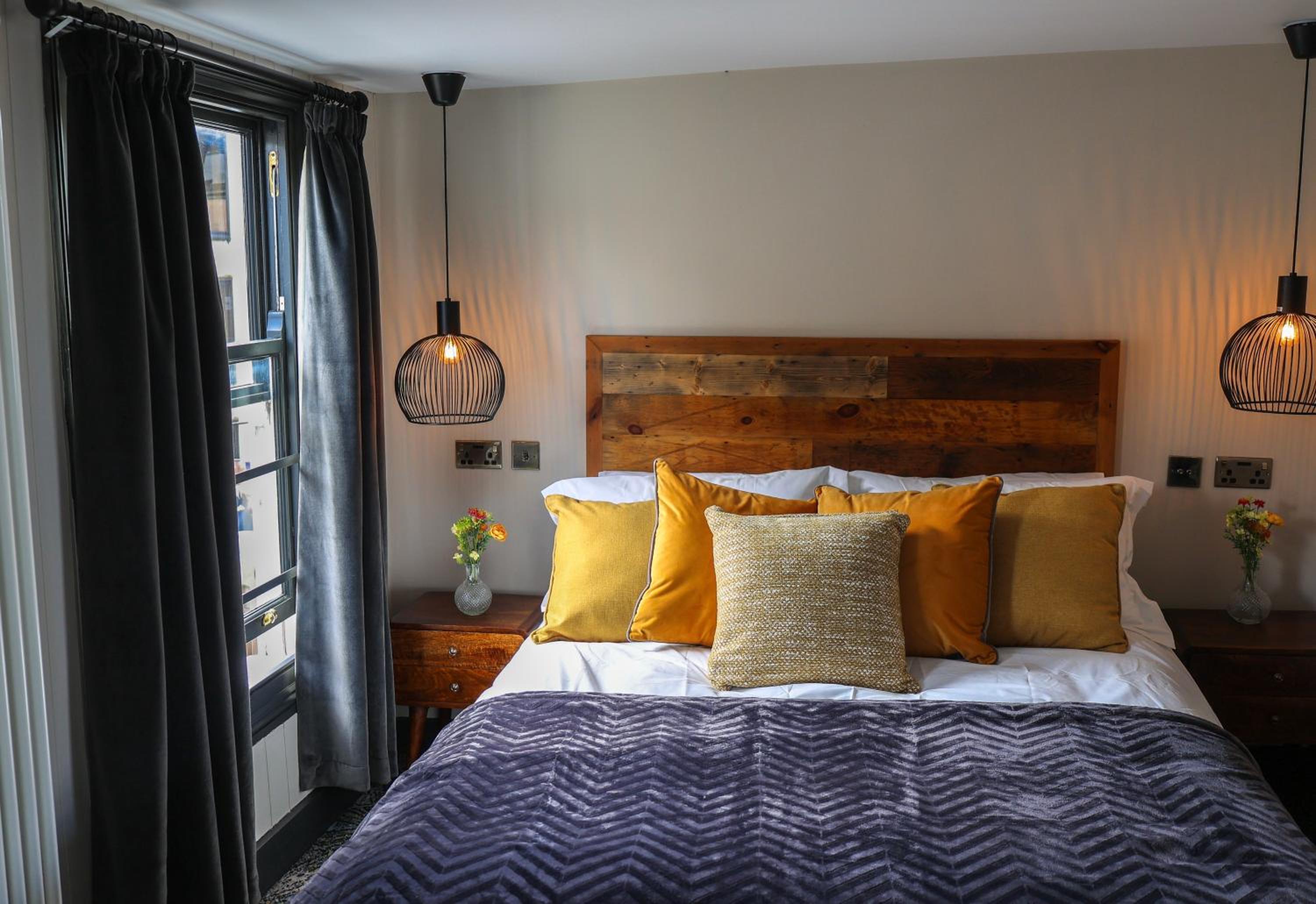 Standard King Room - Photo 16