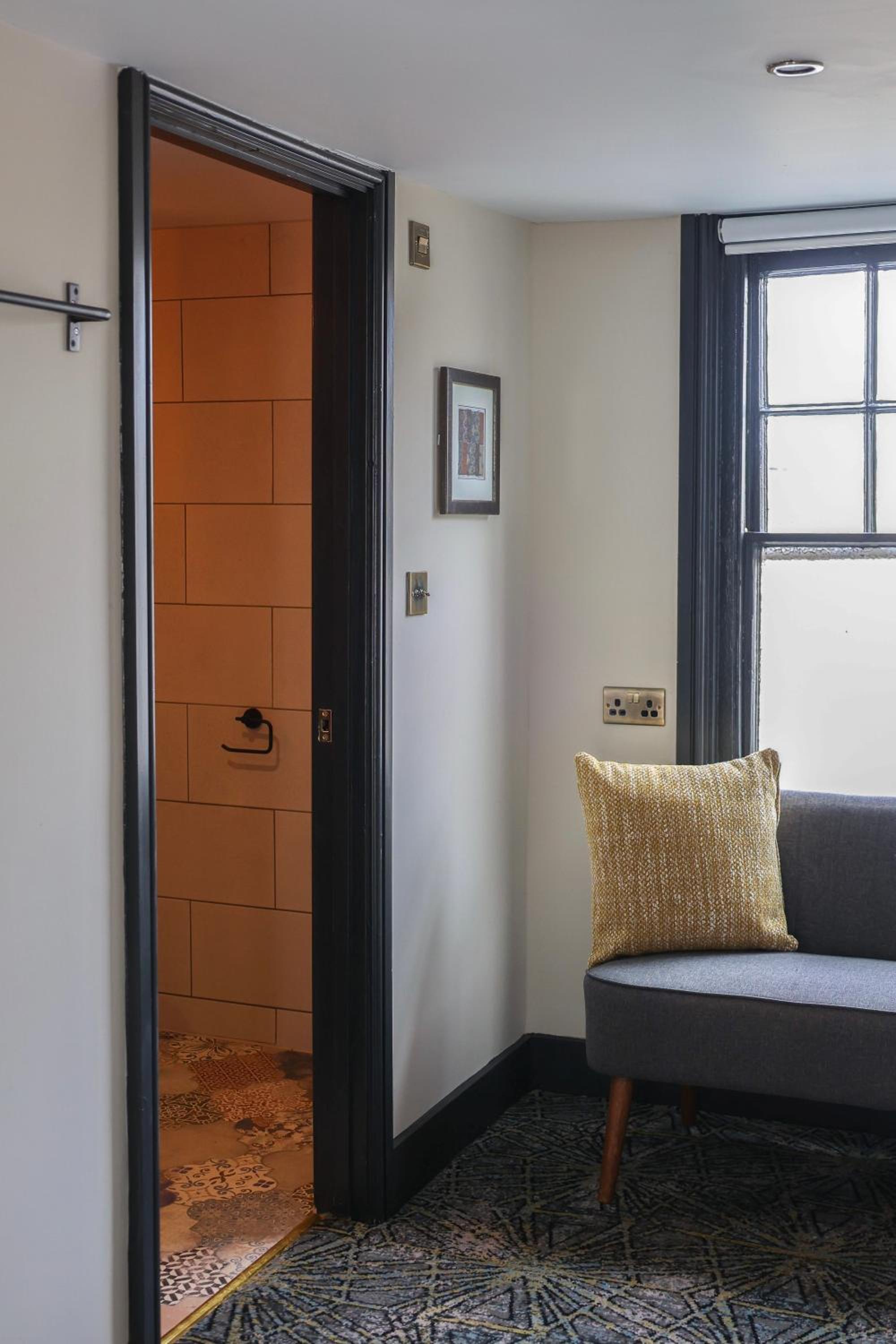 Standard King Room - Photo 21
