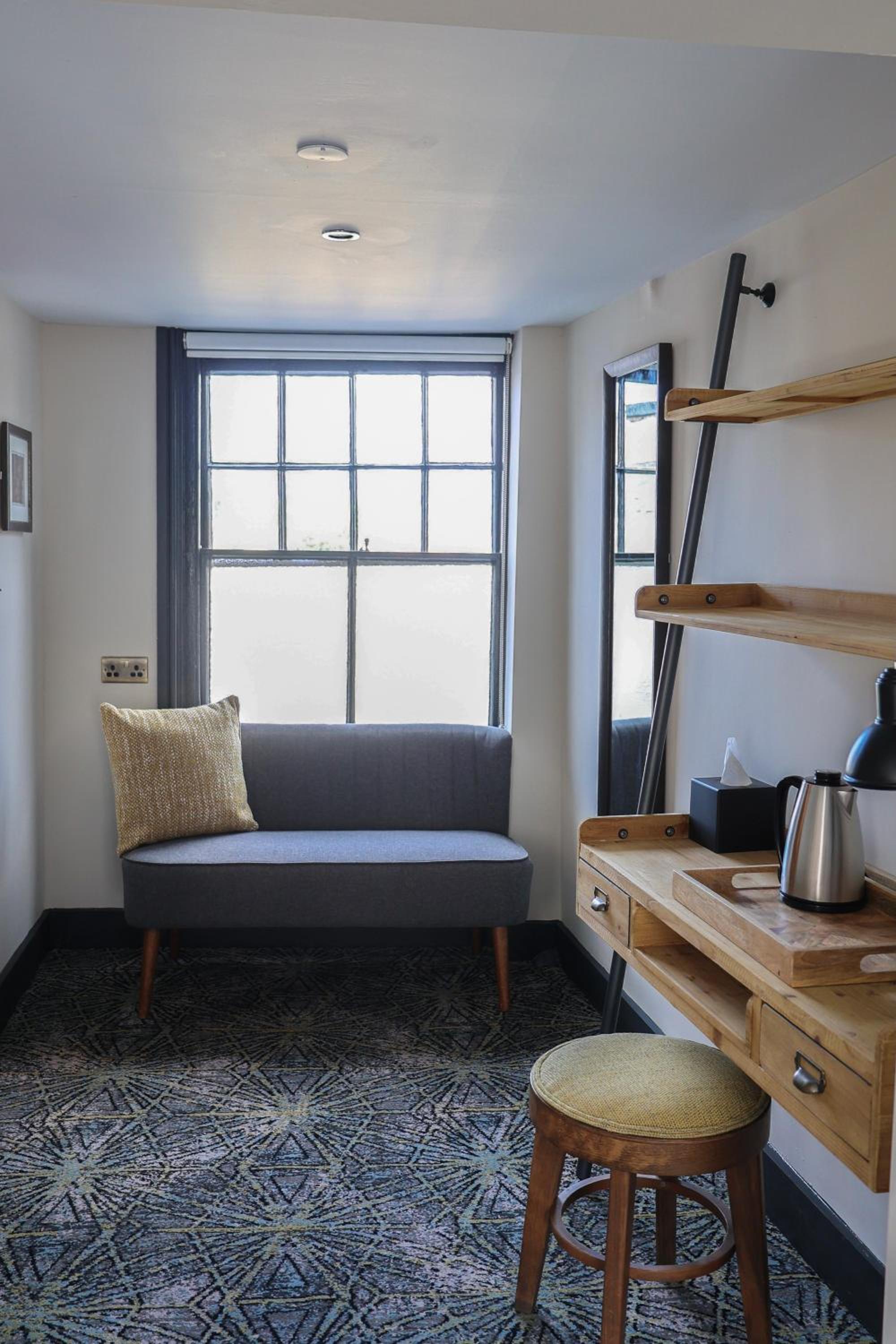 Standard King Room - Photo 20