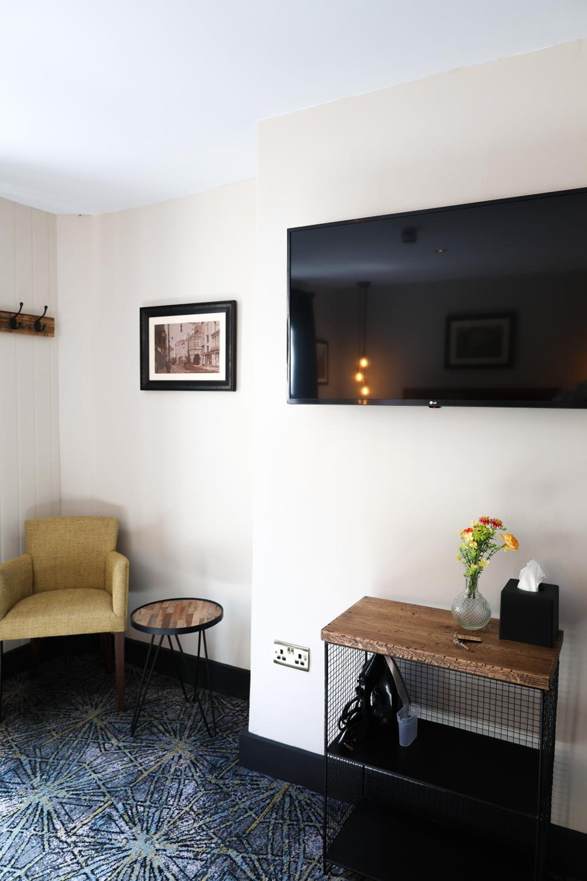 Standard King Room - Photo 18