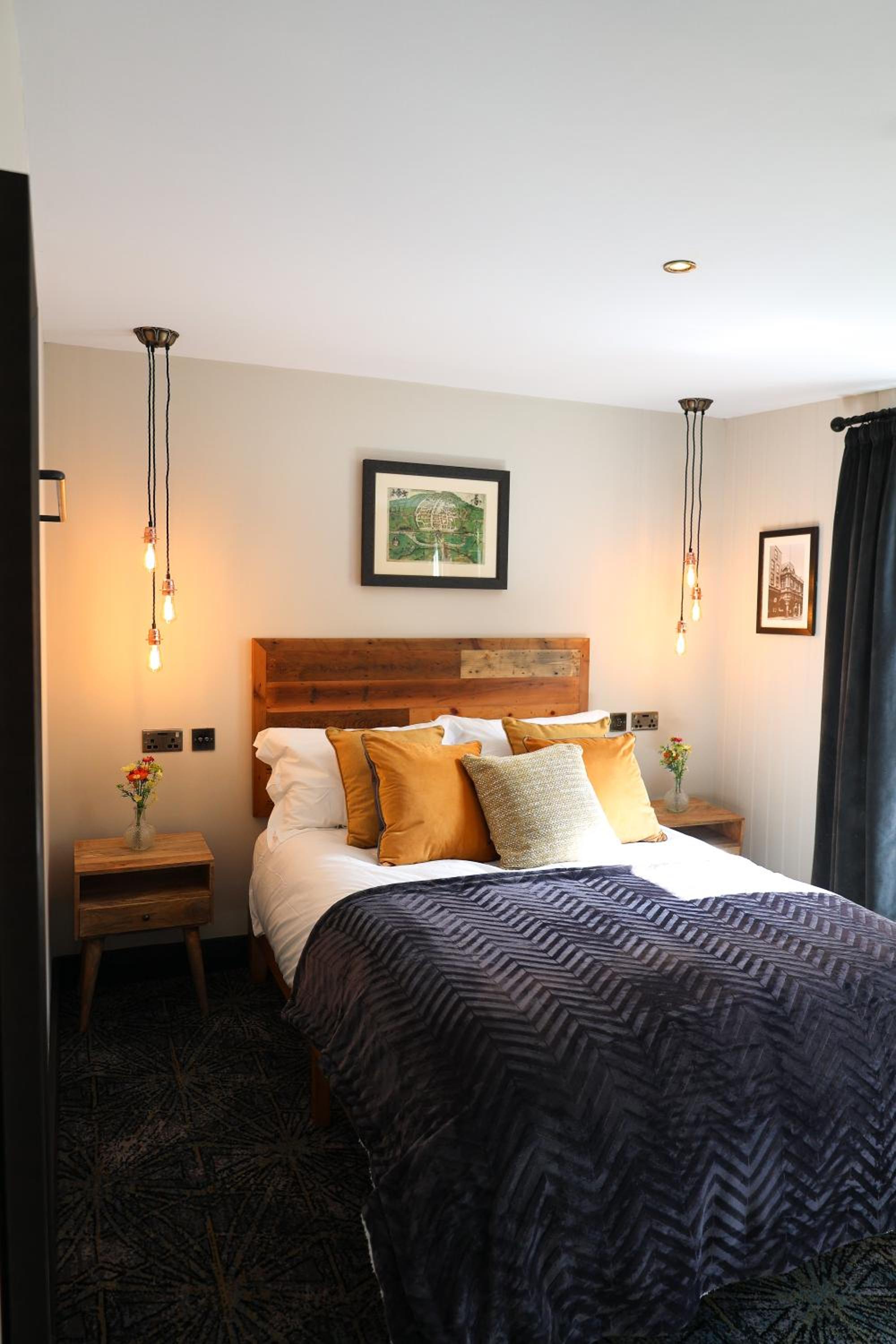Standard King Room - Photo 17