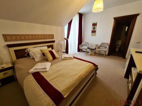 Deluxe Double Room with Bath photo 2