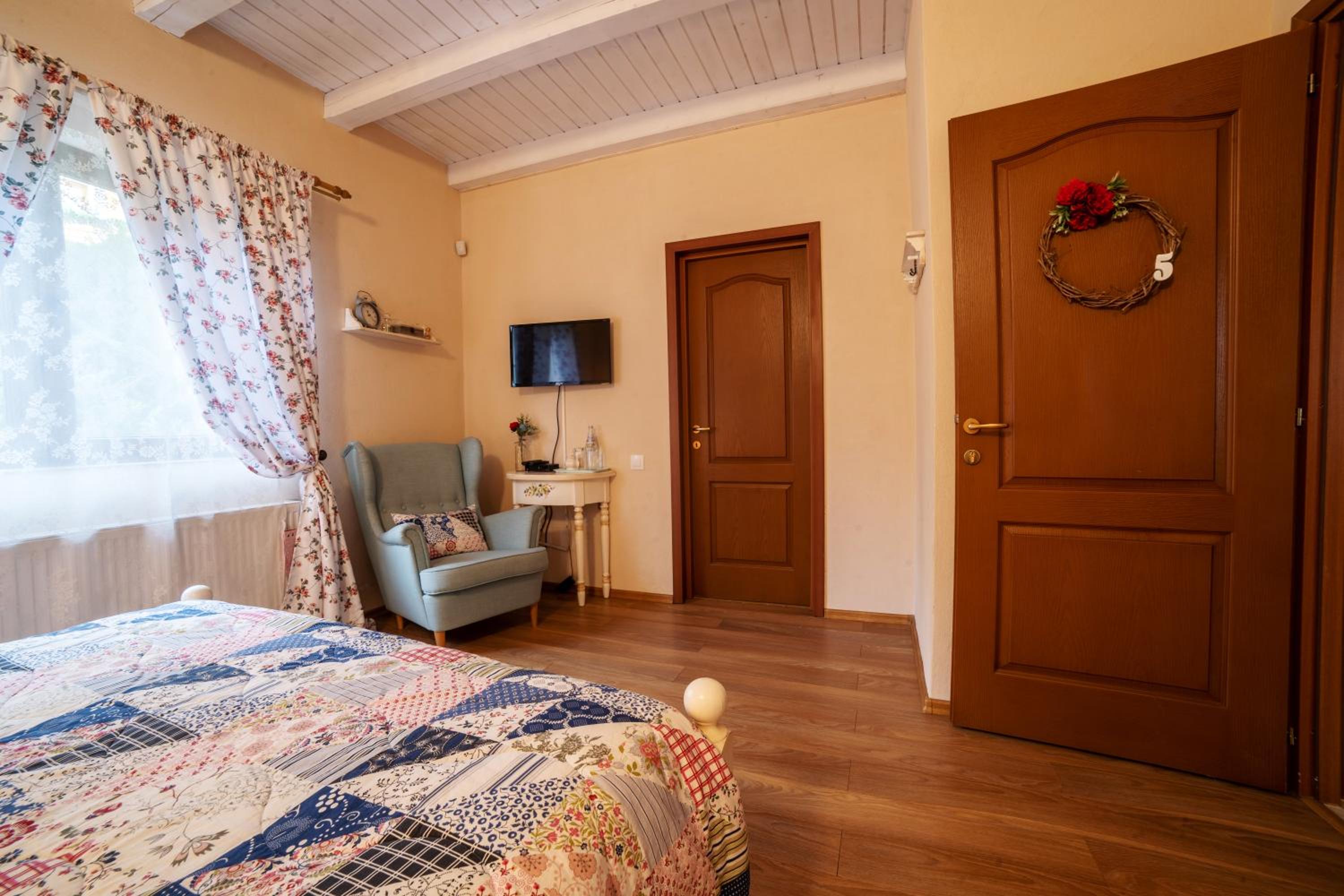 Double Room - Photo 7