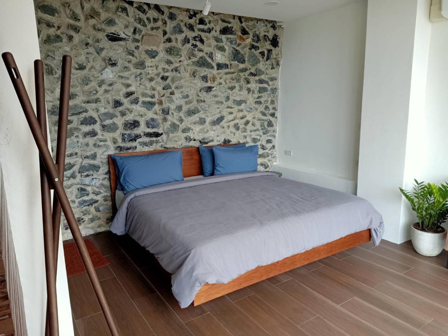 One-Bedroom House photo 1