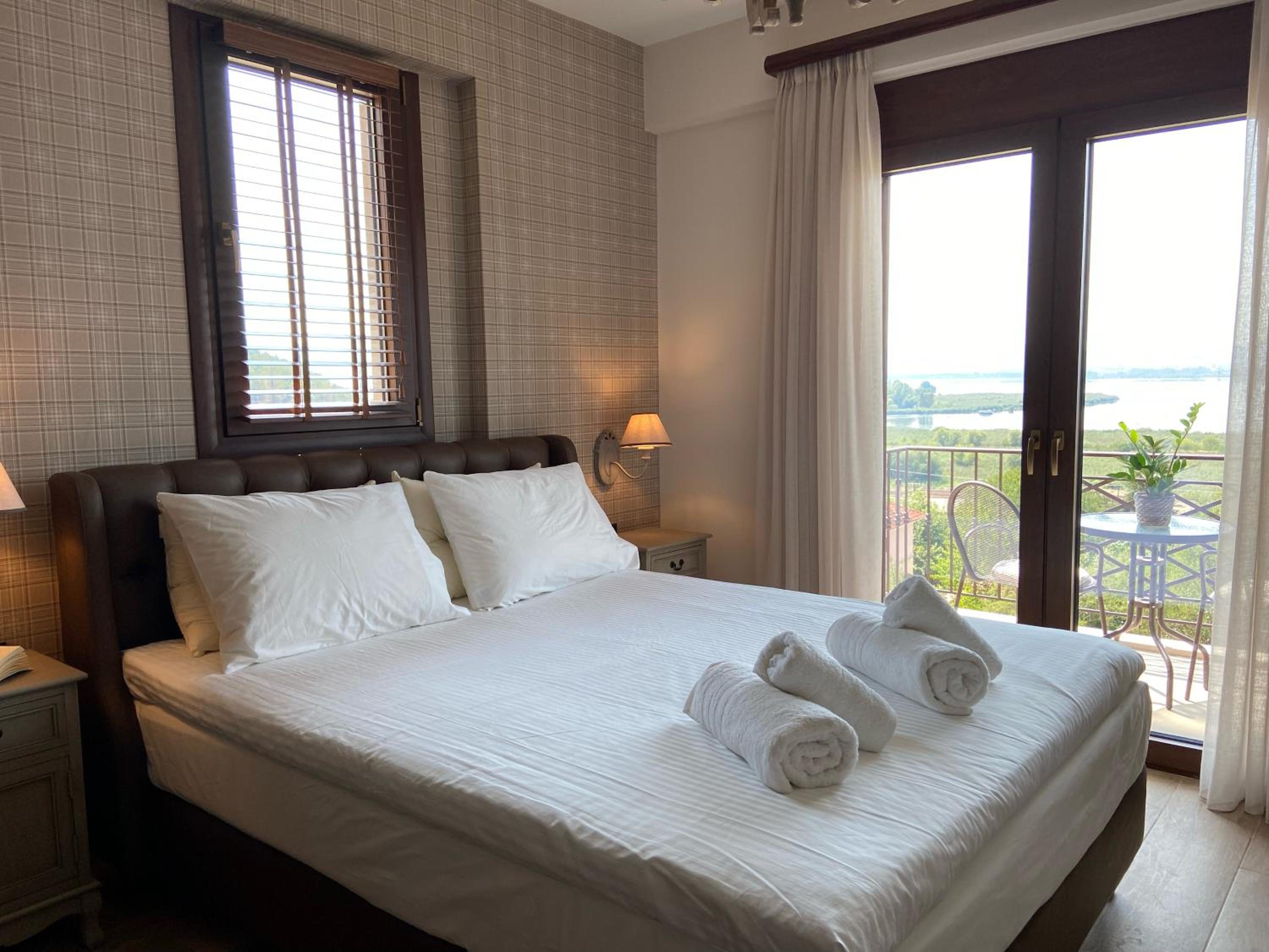 Deluxe Double Room - Photo 8