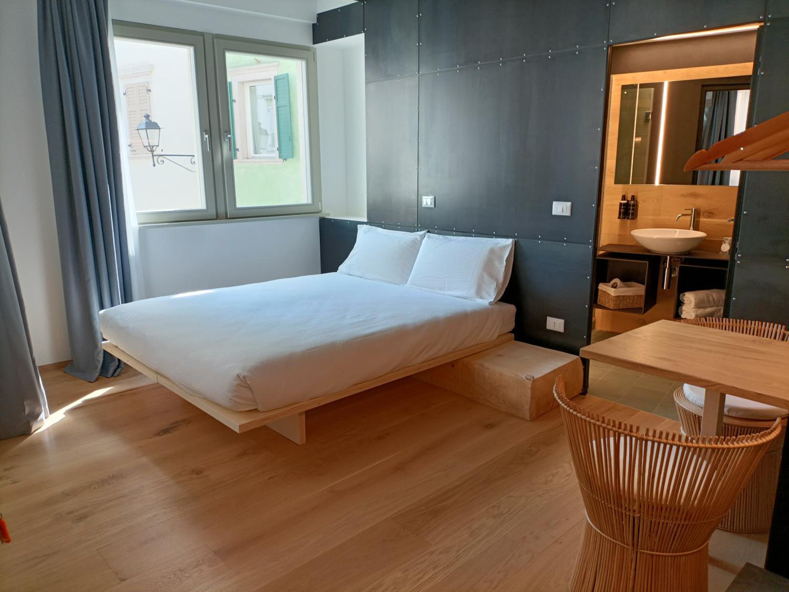 Standard Double Room - Photo 9