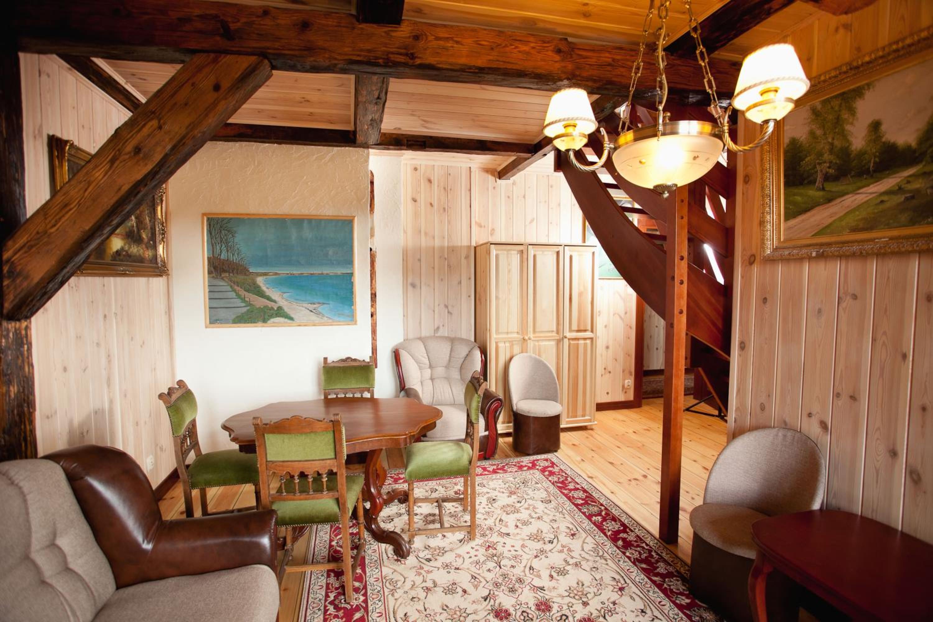 Superior Family Room photo 1