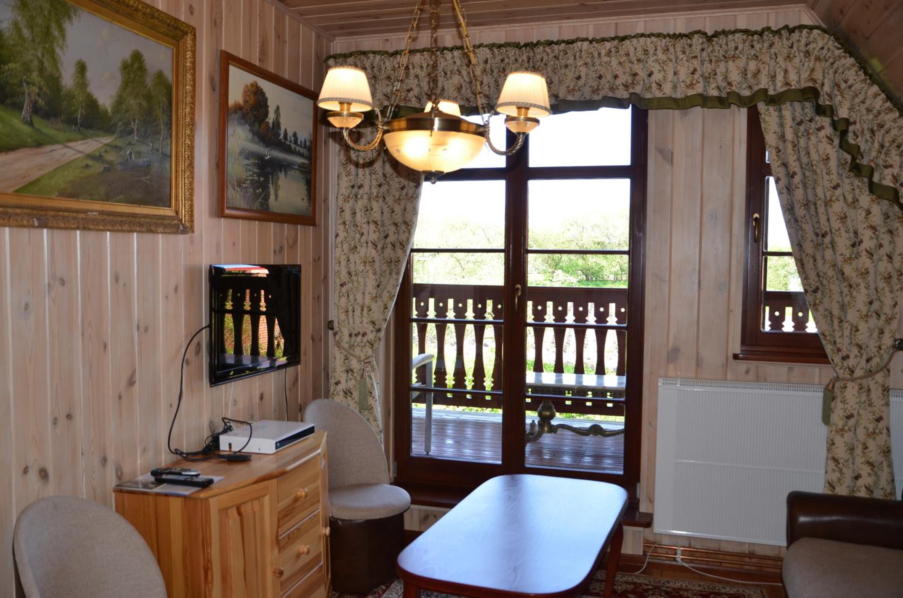 Superior Family Room photo 2